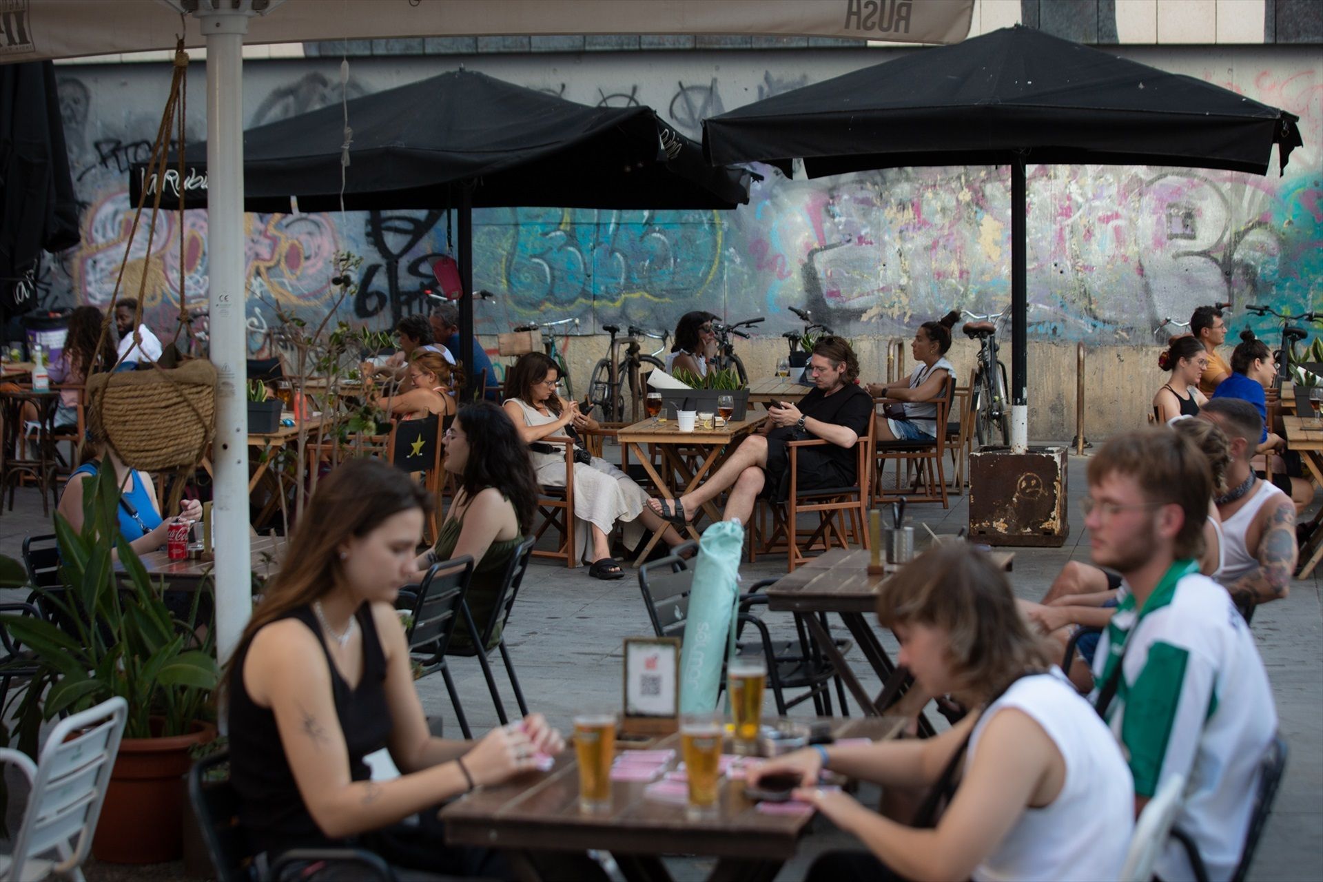 Diverses persones gaudeixen d'un bar a Ciutat Vella, Barcelona | David Zorrakino / Europa Press