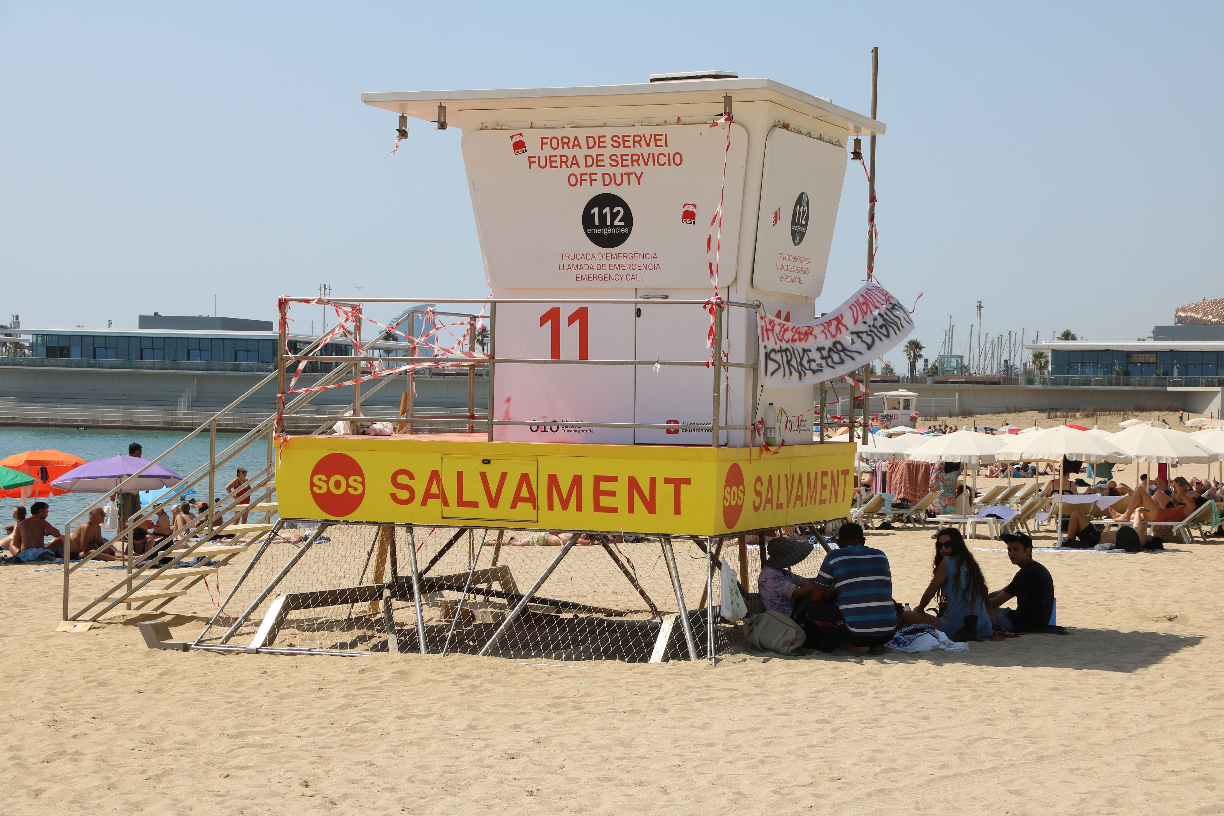 Una torre de socorristas en la playa del Bogatell cerrada por la huelga | Jordi Bataller i Eudald Sanz / ACN