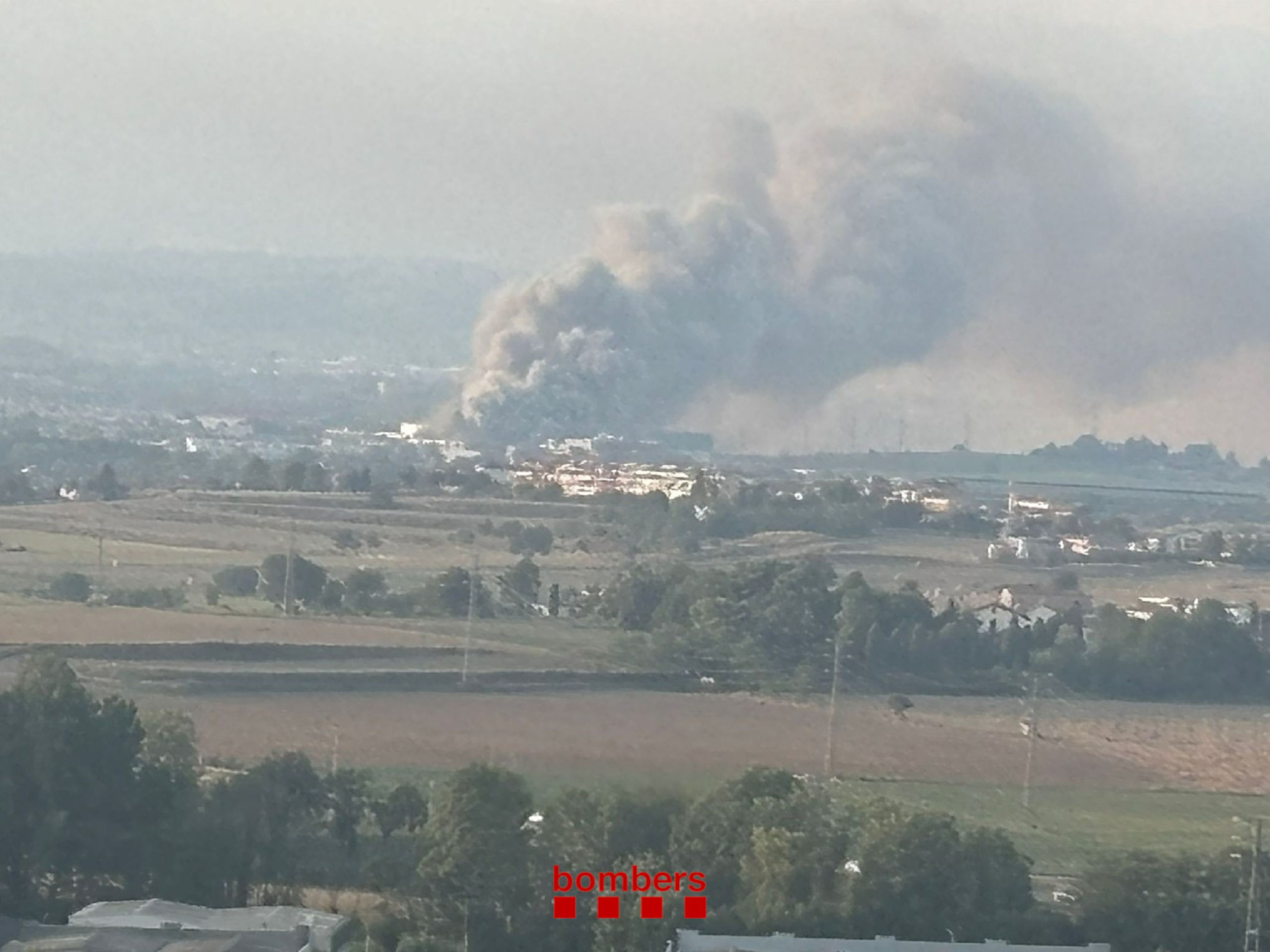 Columna de fum a Vic provocada per l'incendi en unes naus industrials | Cedida