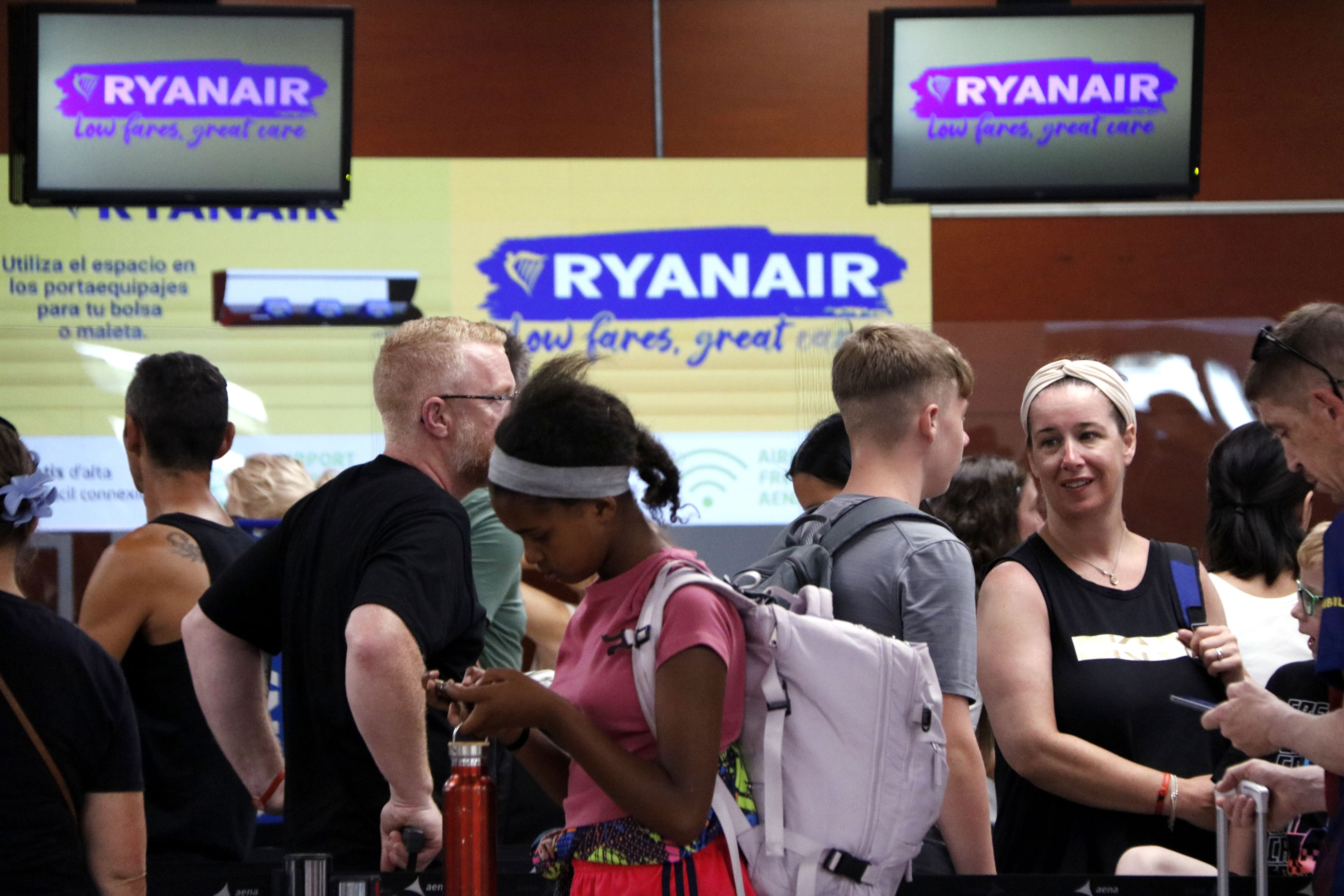 Cua de facturació de maletes a Ryanair a la T2 de l'aeroport de Barcelona | Aina Martí / ACN