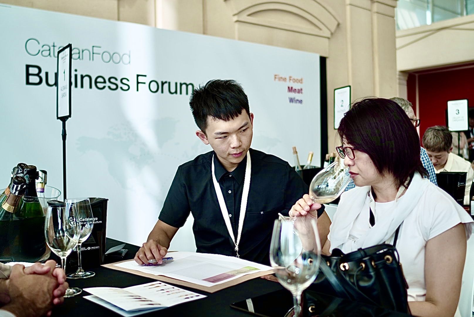 Dos assistents a la segona edició del Catalan Food Business Forum | Prodeca