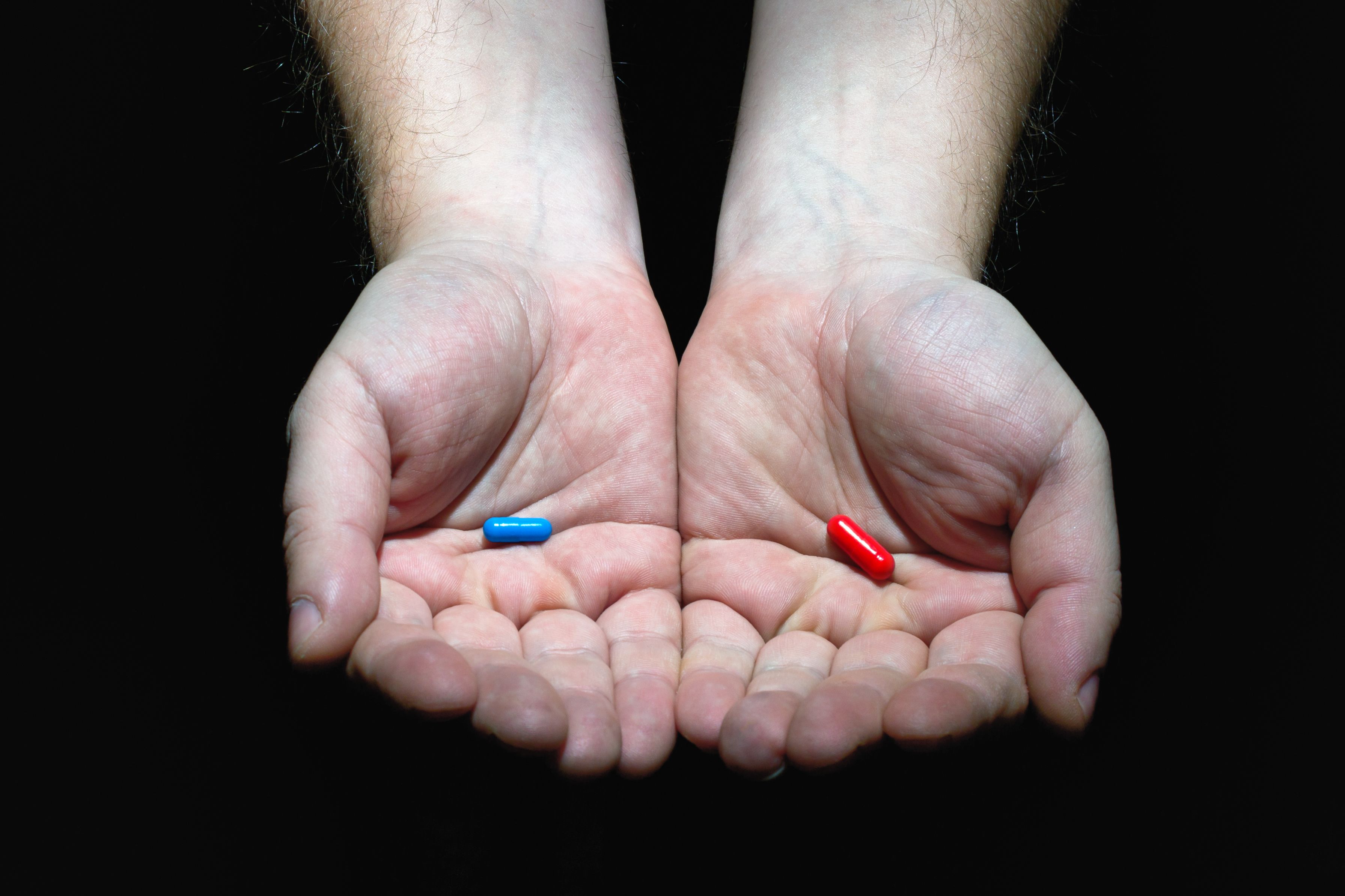 A Matrix, la píndola vermella va donar a Neo la veritat. A la teva vida, pot ser tancar la capseta que drena energia o obrir la que fa anys que postergues | nantonov / iStock