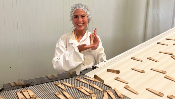 Laura Gispert, amb els coberts de Voilà | Cedida Laura Gispert, amb els coberts de Voilà | Cedida