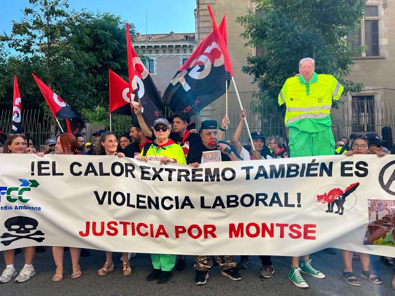 Manifestación convocada por el sindicato CGT tras la muerte de una trabajadora de los servicios de mantenimiento del Ajuntament de Barcelona | Laura Fíguls / ACN Manifestación convocada por el sindicato CGT tras la muerte de una trabajadora de los servicios de mantenimiento del Ajuntament de Barcelona | Laura Fíguls / ACN