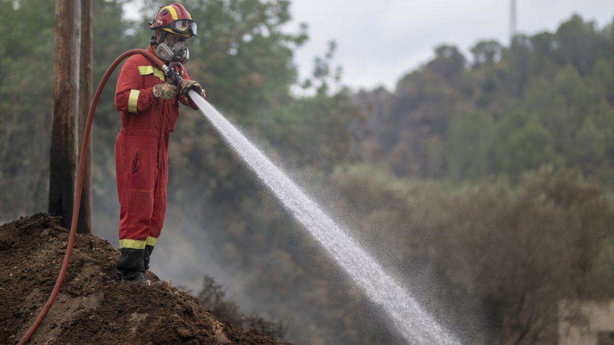 Un bomber extingeix un foc a Tarragona | Lorena Sopena / Europa Press Un bomber extingeix un foc a Tarragona | Lorena Sopena / Europa Press