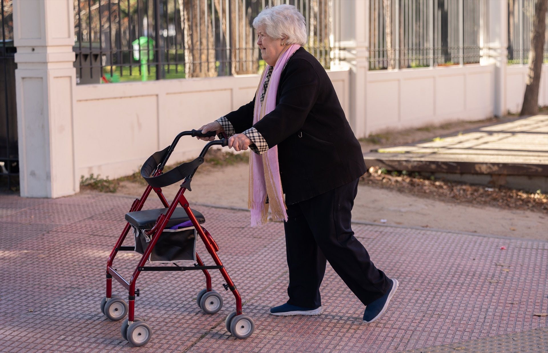 Una persona camina amb un caminador, el 26 de desembre de 2024, a Madrid | Europa Press