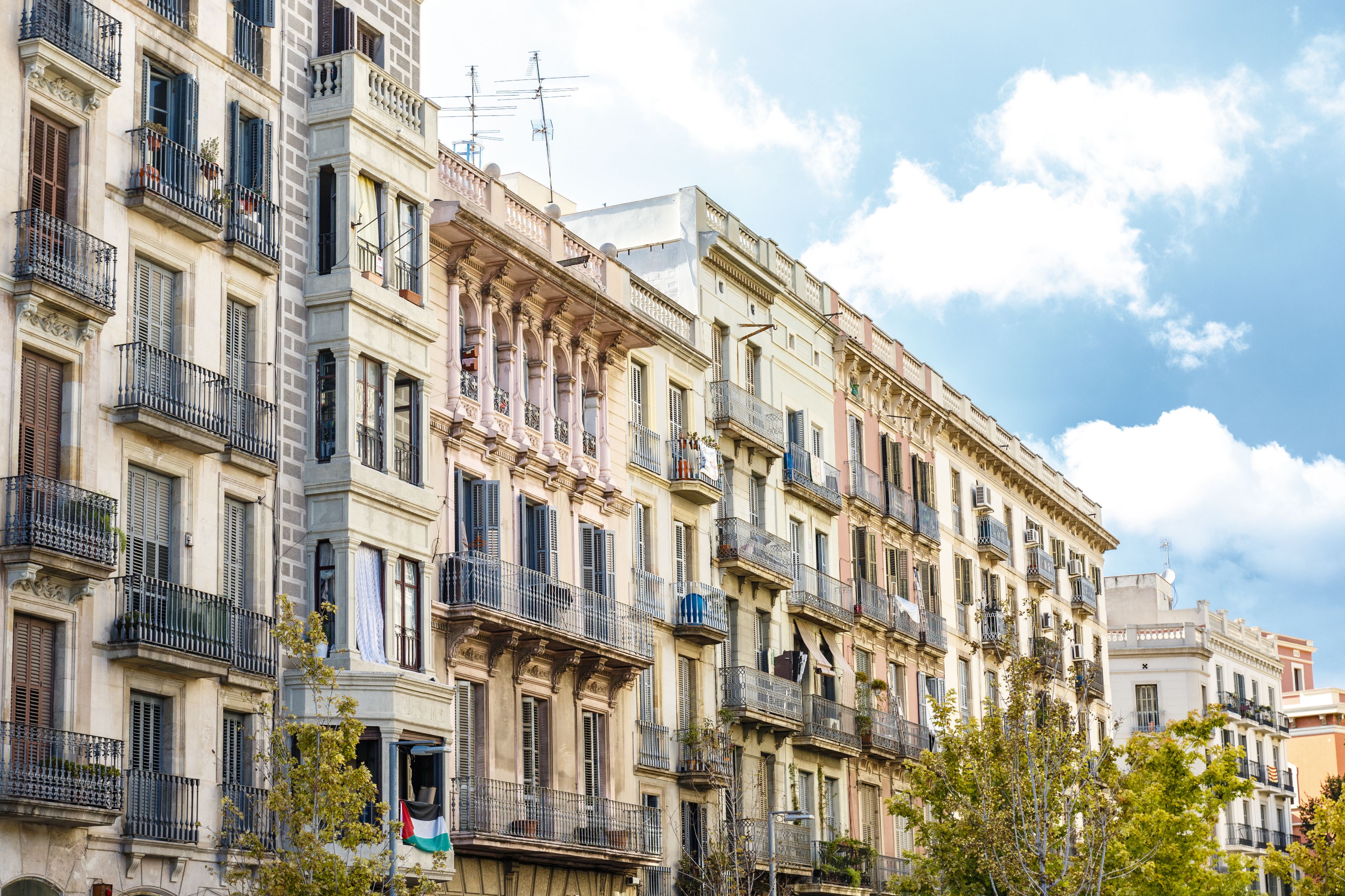 Façana de diversos blocs de pisos a Barcelona | iStock 