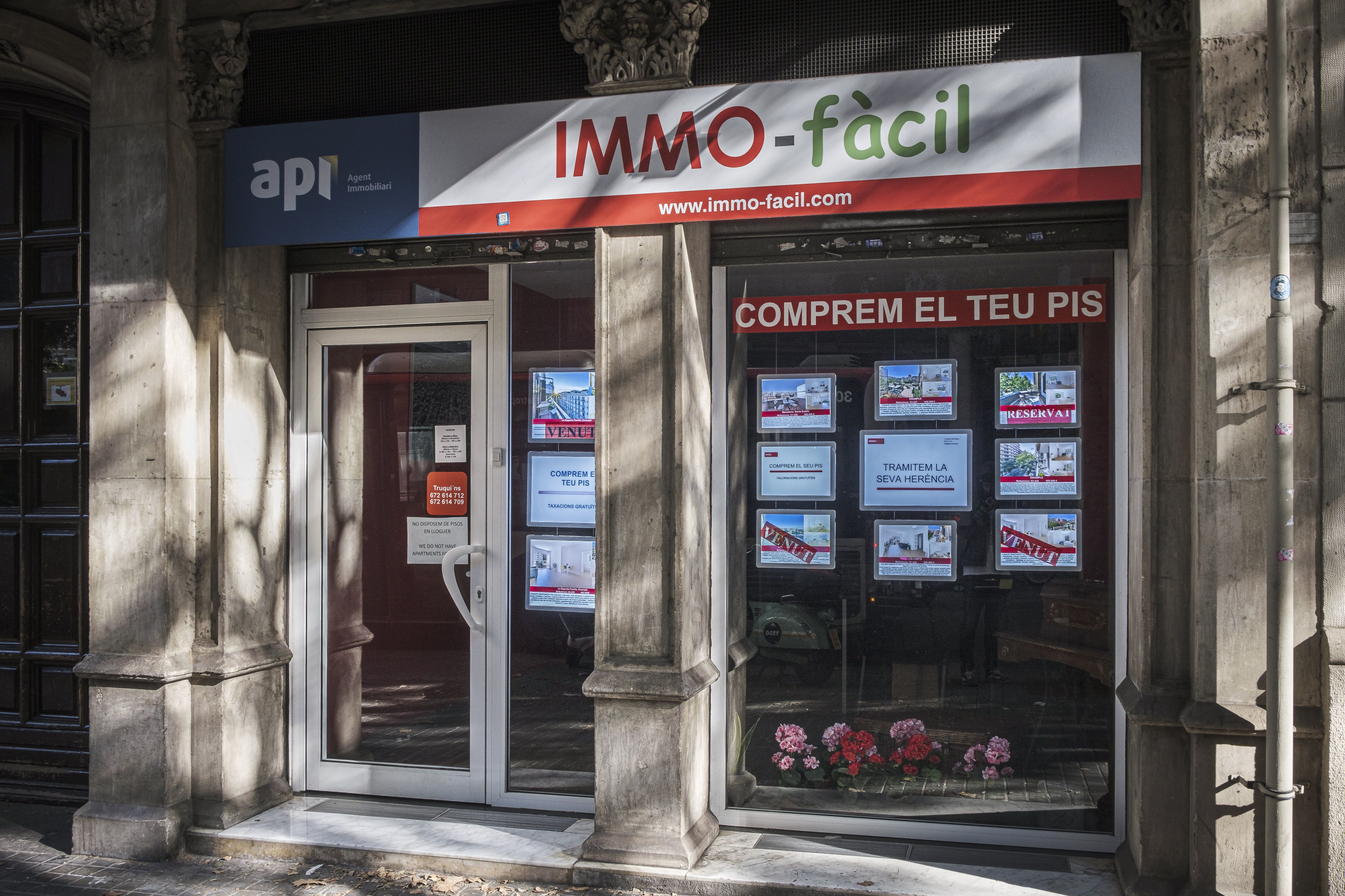 Façana d'una immobiliària a Barcelona on anuncien que compren pisos | Jordi Borràs / ACN
