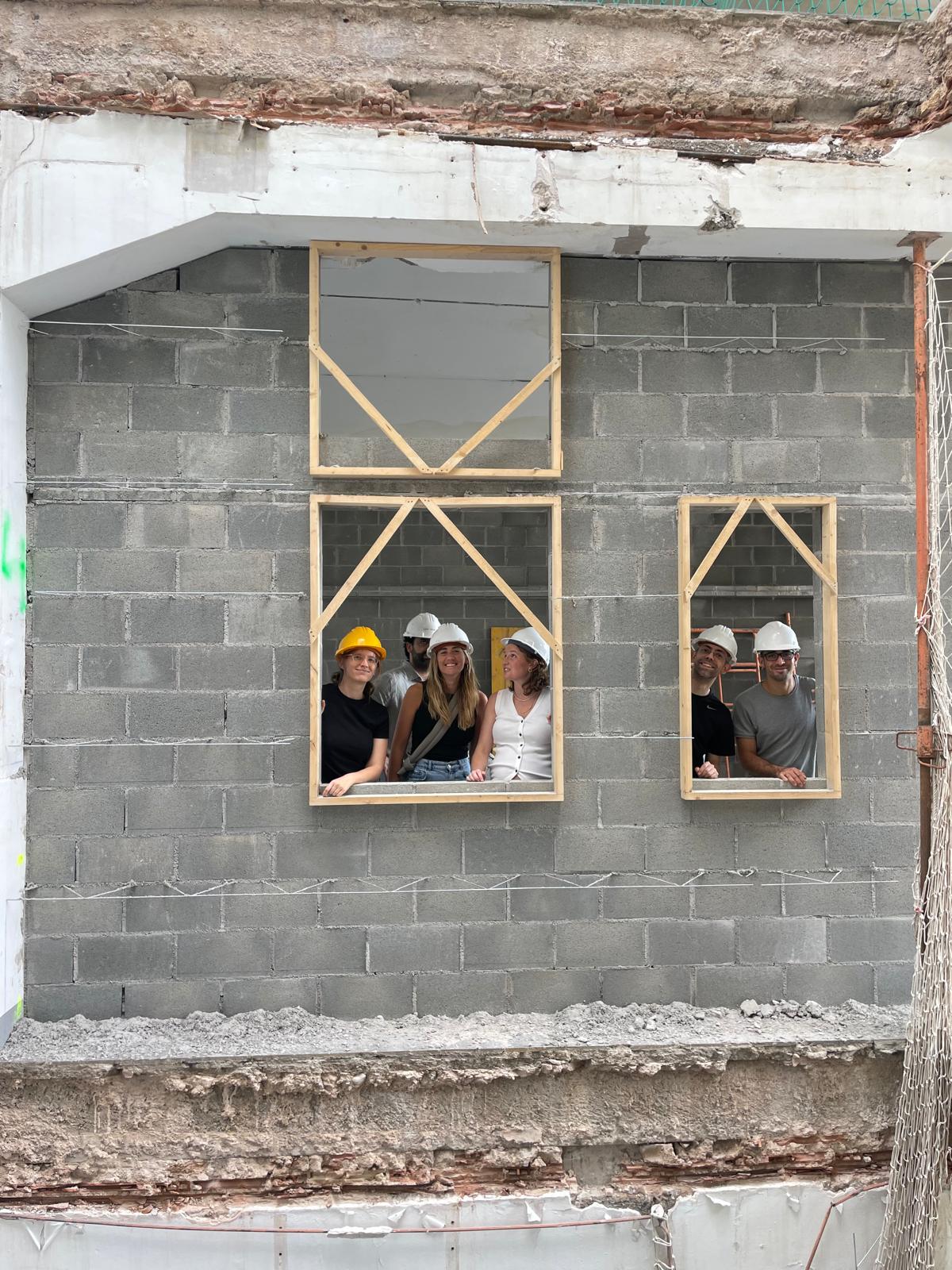 Socios de la cooperativa La Torreta, en una visita de obras