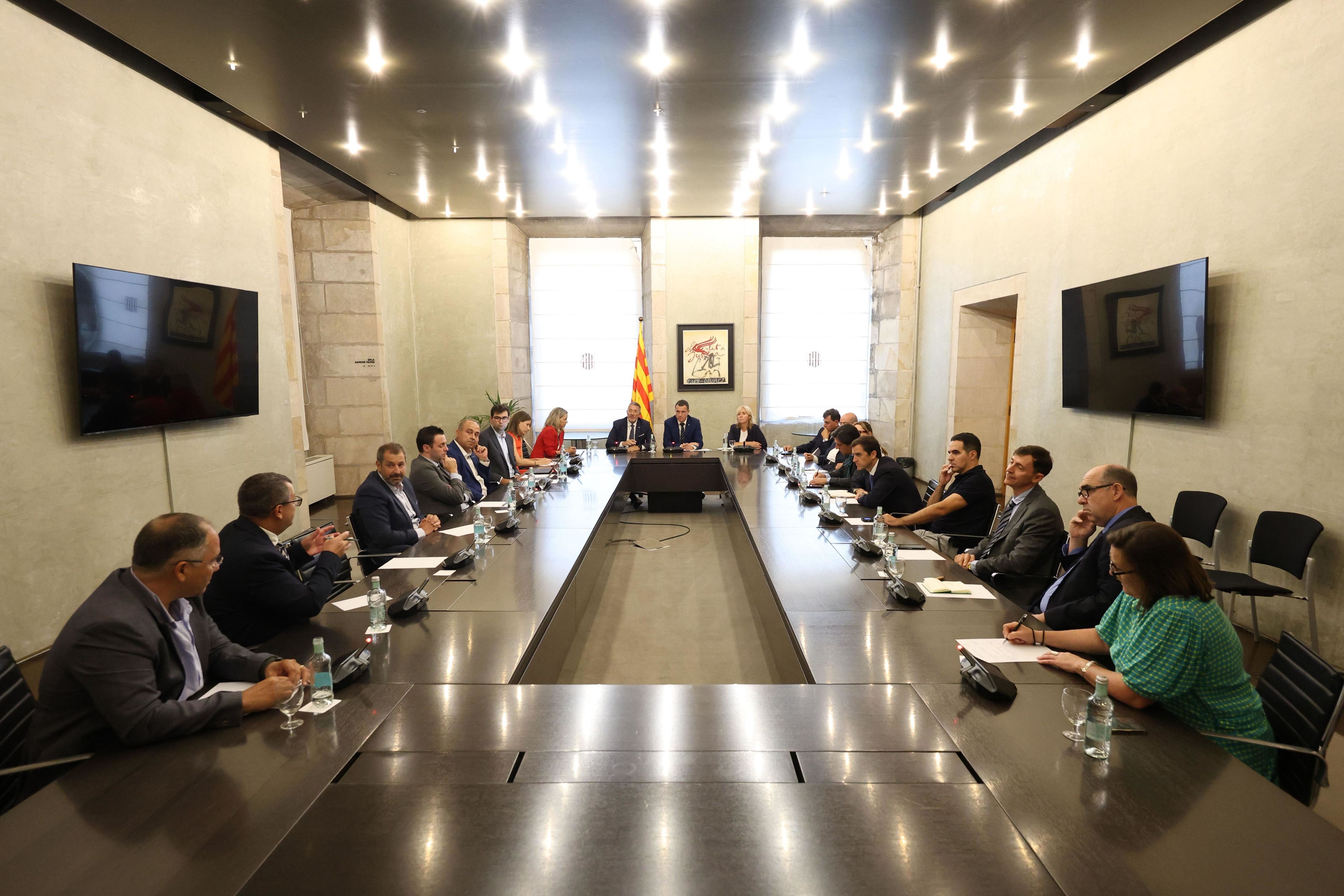 El conseller de Agricultura, Ganaderia, Pesca y Alimentación, Òscar Ordeig, y el conseller de Empresa y Trabajo, Miquel Sàmper, reunidos con representantes del sector porcino catalán | ACN