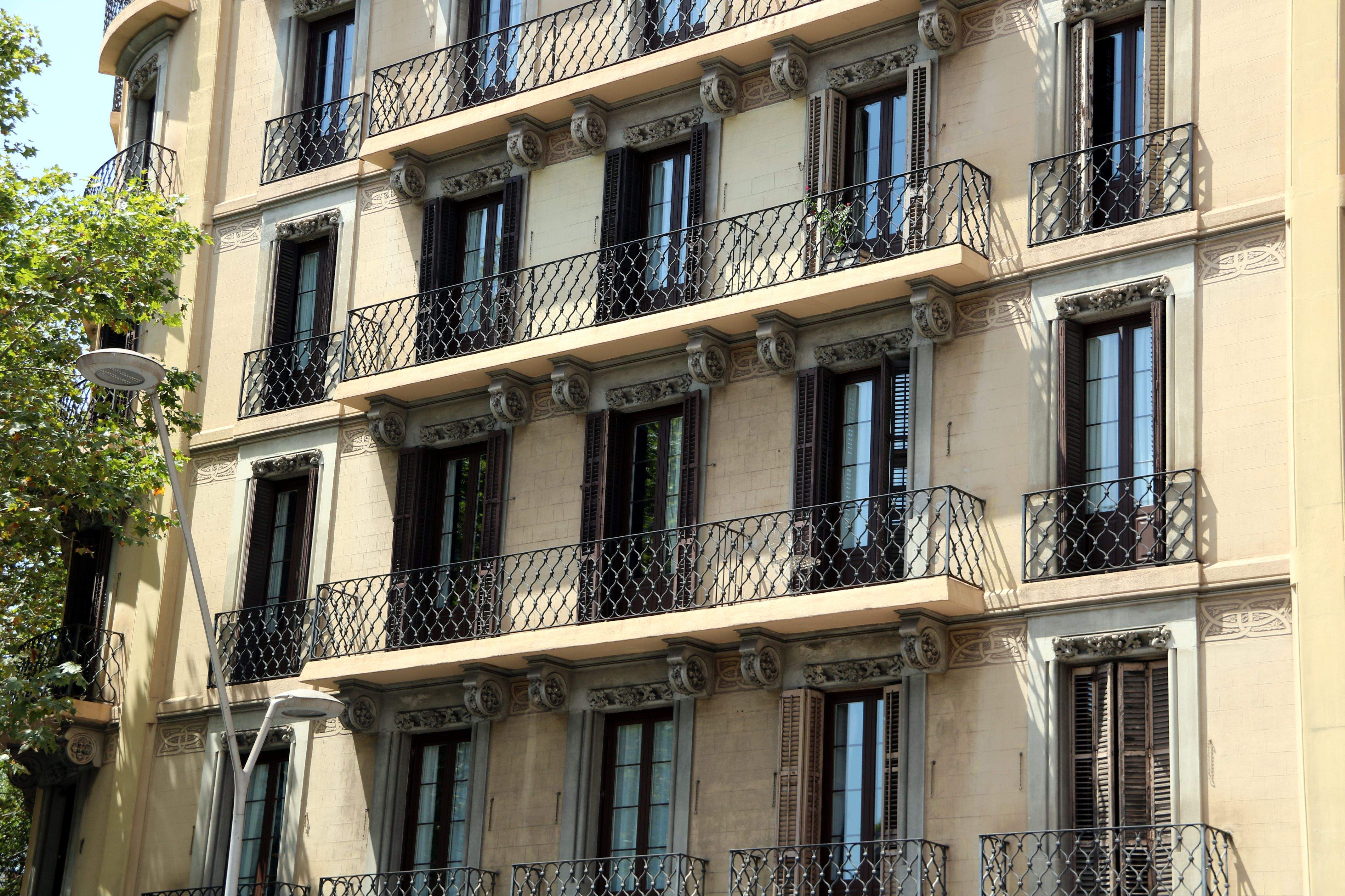 Façana d'un edifici amb apartaments turístics a l'Eixample de Barcelona | ACN
