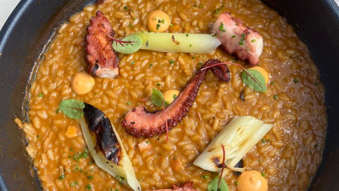 Arròs amb polp al Josper, un dels arrossos del restaurant Superlocal, Barcelona