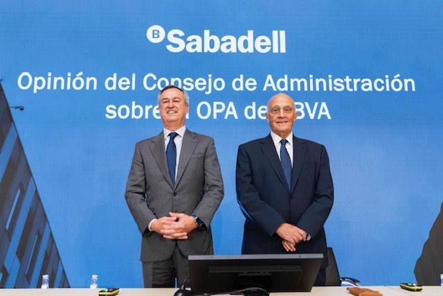 El president del Banc Sabadell, Josep Oliu, i el conseller delegat, César González Bueno | EP