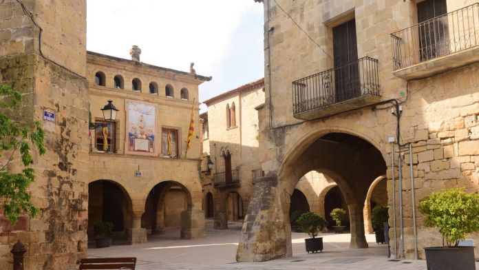 La plaça de l'Església, a Horta de Sant Joan, Terra Alta | iStock