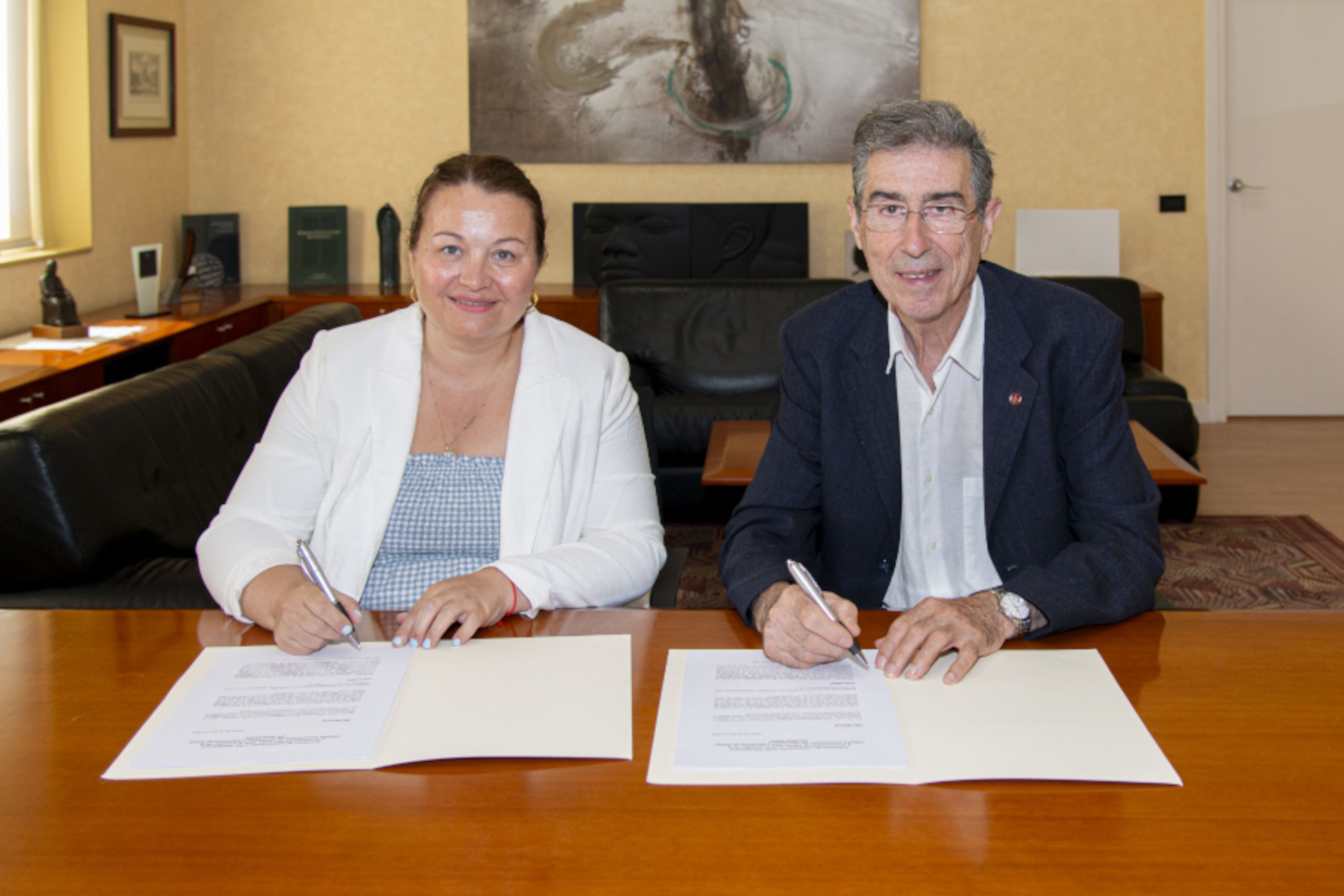 El rector de la UdL, Jaume Puy, y la directora de Asuntos corporativos y Acceso al mercado de la compañía, Marta Moreno | EP