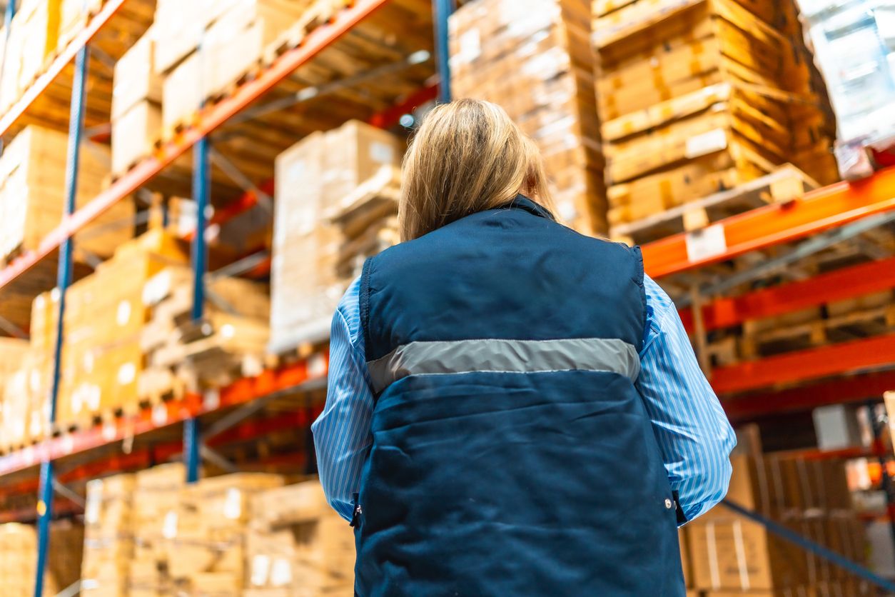 Una treballadora en un magatzem de distribució | Unaihuiziphotography / iStock