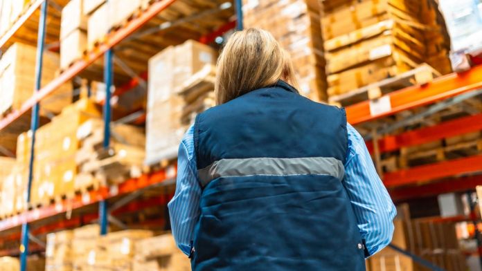 Una treballadora en un magatzem de distribució | Unaihuiziphotography / iStock