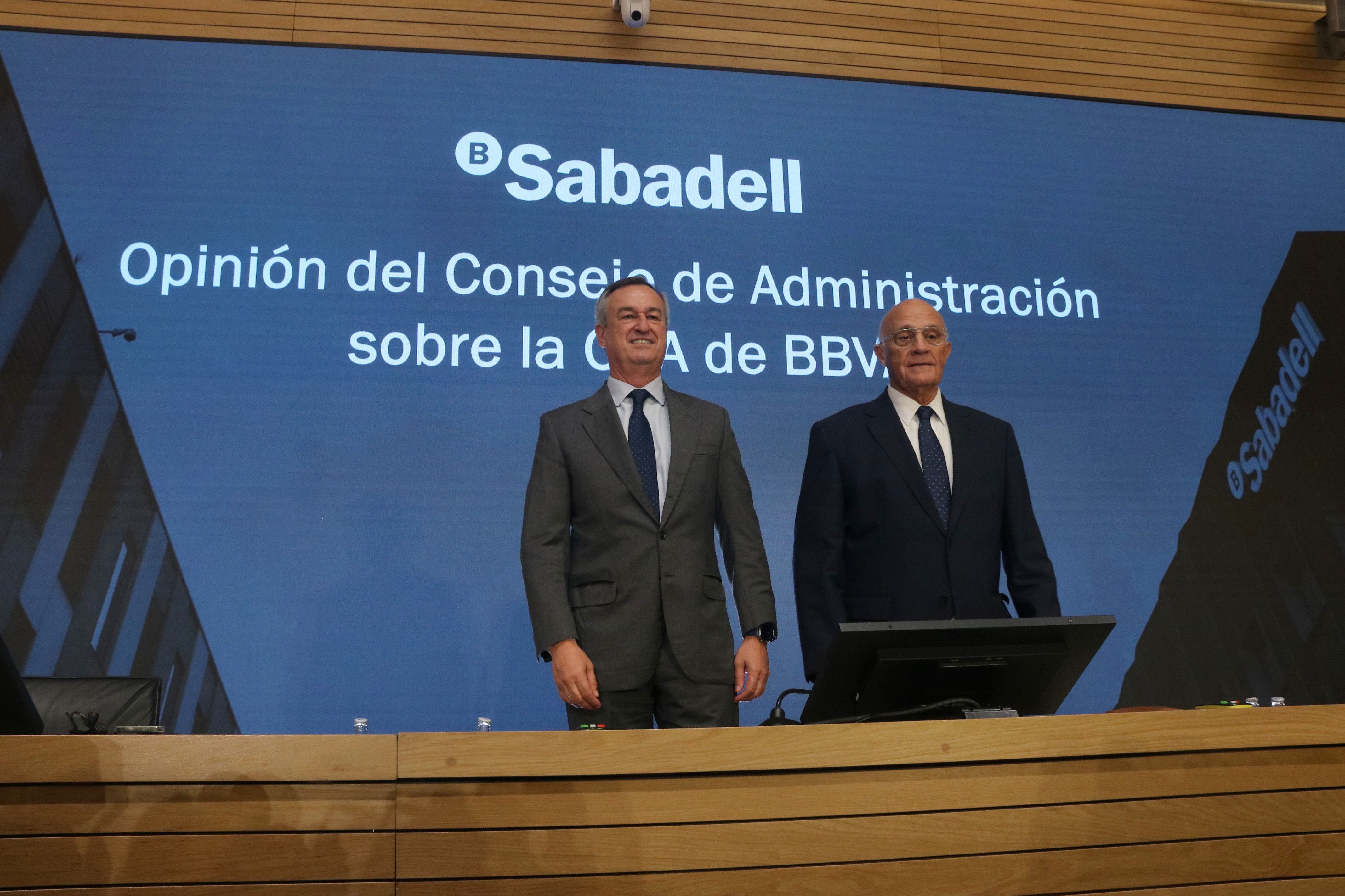 El conseller delegat del Banc Sabadell, César González Bueno, i el president de l'entitat, Josep Oliu | Maria Asmarat / ACN