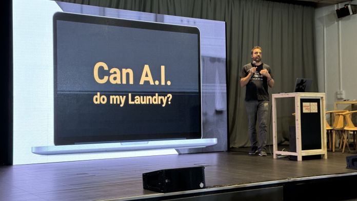 Mani Martínez, CEO y cofundador de Keynema en una conferencia