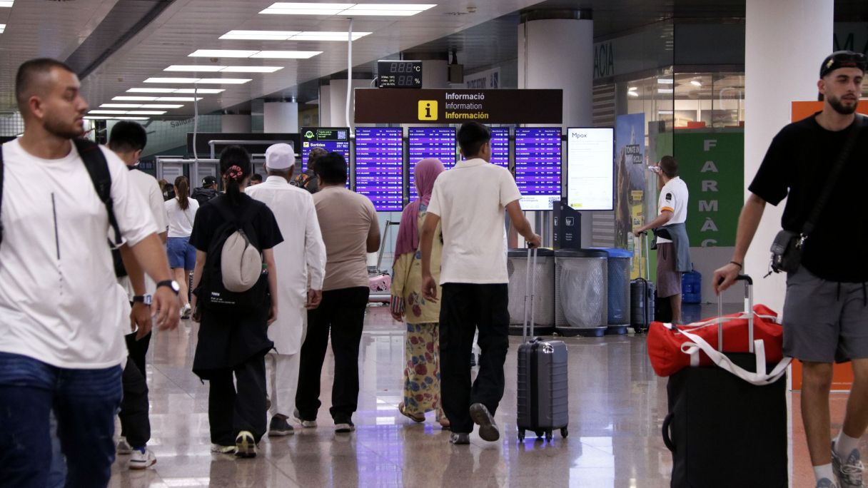 Pasajeros en la T2 del Aeropuerto de Barcelona | Aina Martí / ACN Pasajeros en la T2 del Aeropuerto de Barcelona | Aina Martí / ACN