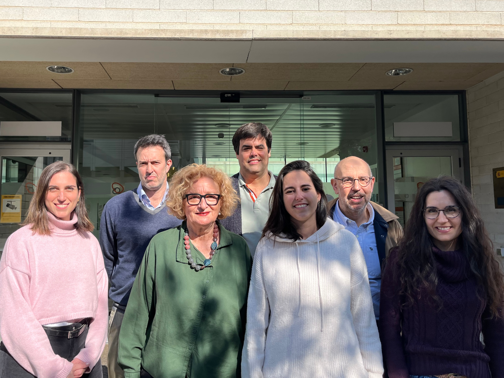 L'equip de RemAb Therapeutics, davant de les seves oficines al PRUAB | Cedida L'equip de RemAb Therapeutics, davant de les seves oficines al PRUAB | Cedida