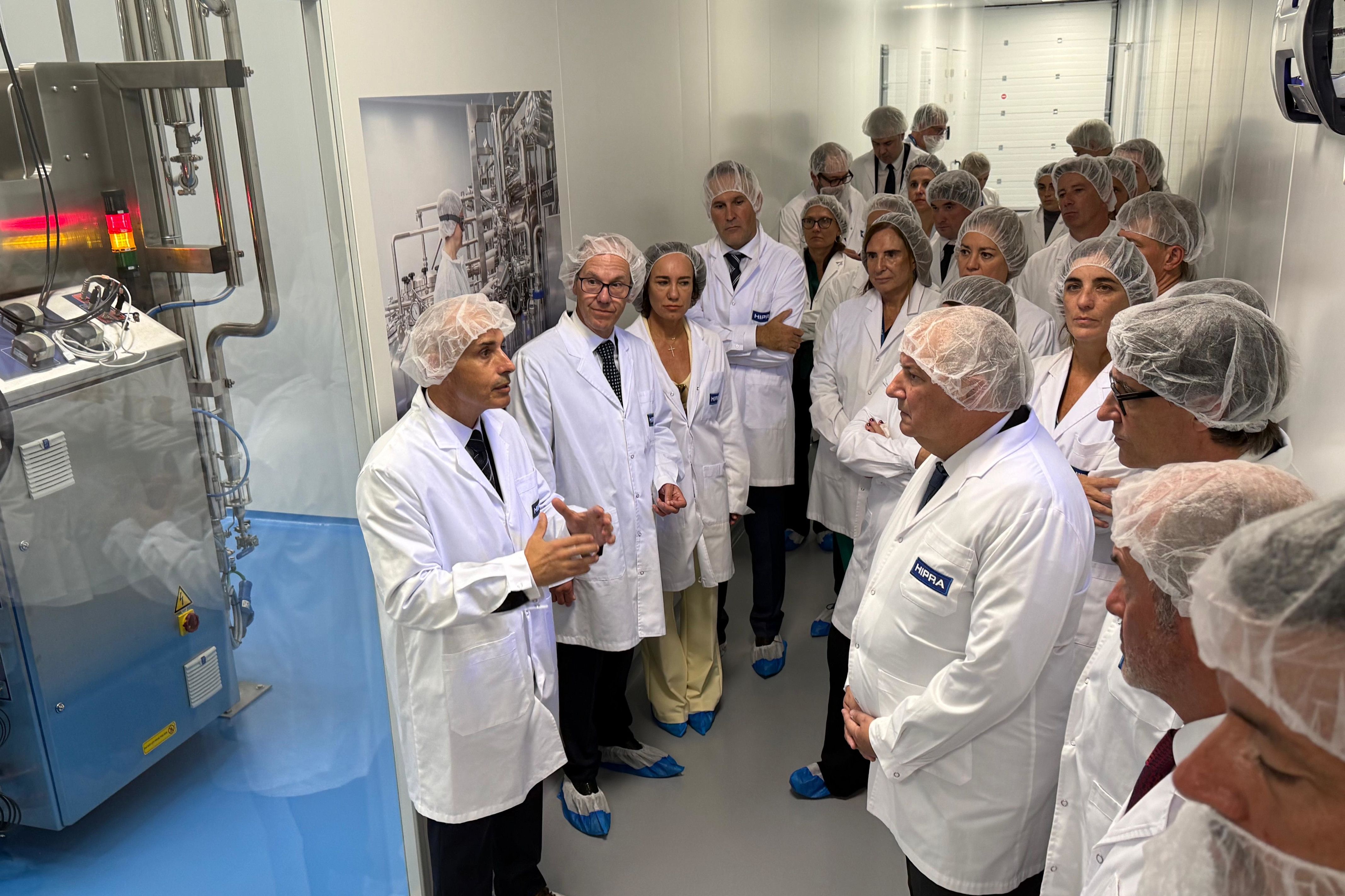 Un instant de la visita institucional a les noves instal·lacions d'Hipra a Aiguaviva | Gerard Vilà / ACN
