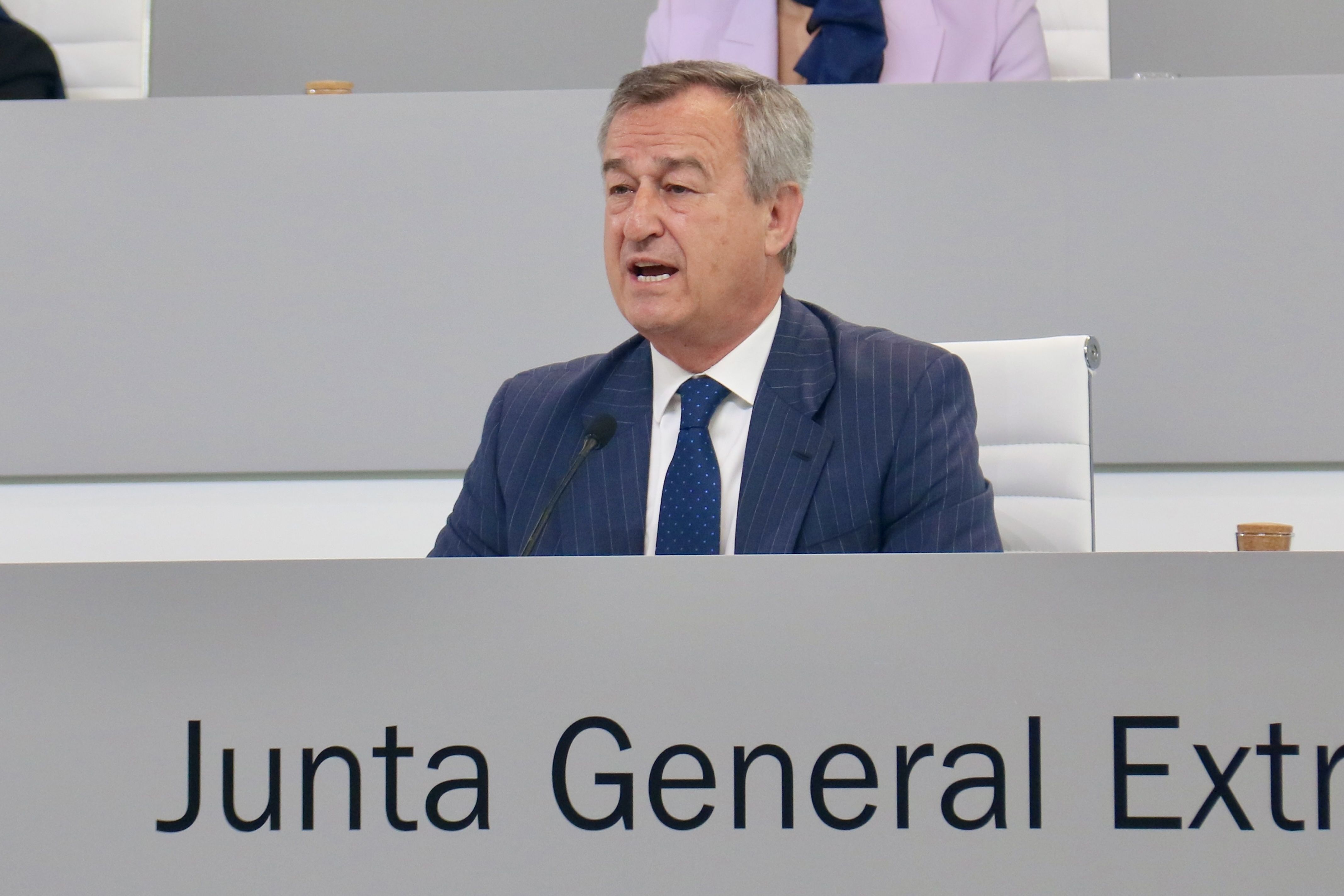 César González-Bueno en la seva intervenció durant la Junta General Extraordinària d'Accionistes del Banc Sabadell | Albert Segura / ACN
