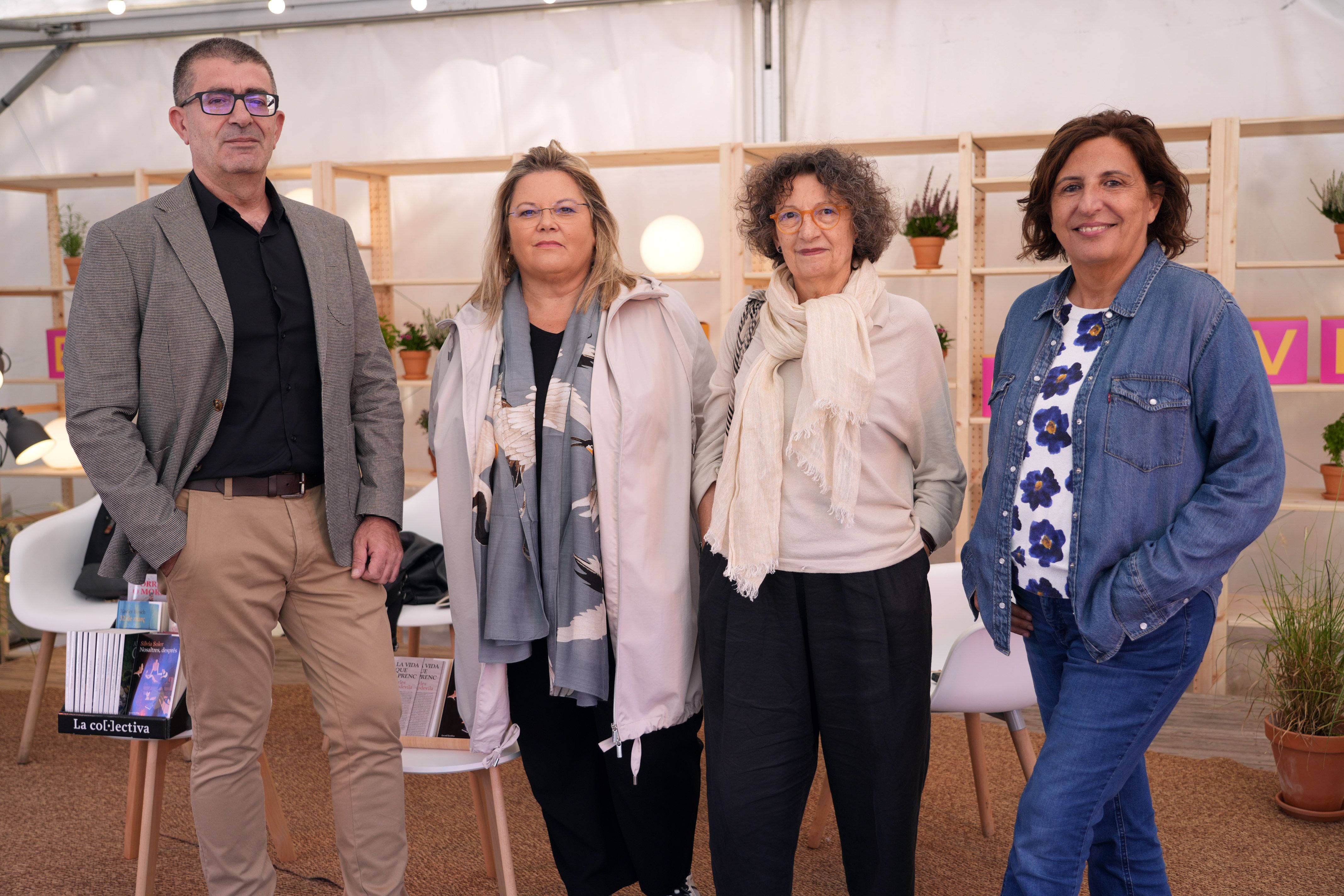 La representant de La Col·lectiva Ester Pujol, acompanyada del llibreter de la Laie Damià Gallardo, l'editora fundadora d'Arcàdia, Montse Ingla, i l'escriptora Sílvia Soler | ACN