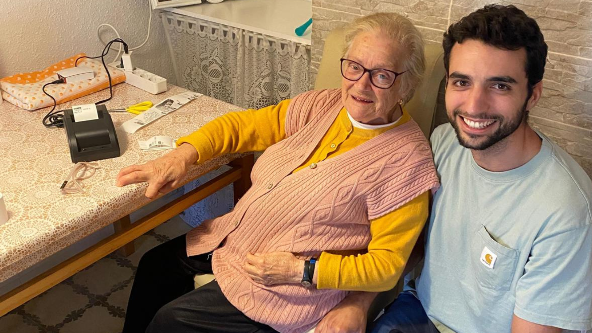 L'àvia Pilar i Àlex Cabañeros, al costat del primer prototip d’Heralto | Cedida
