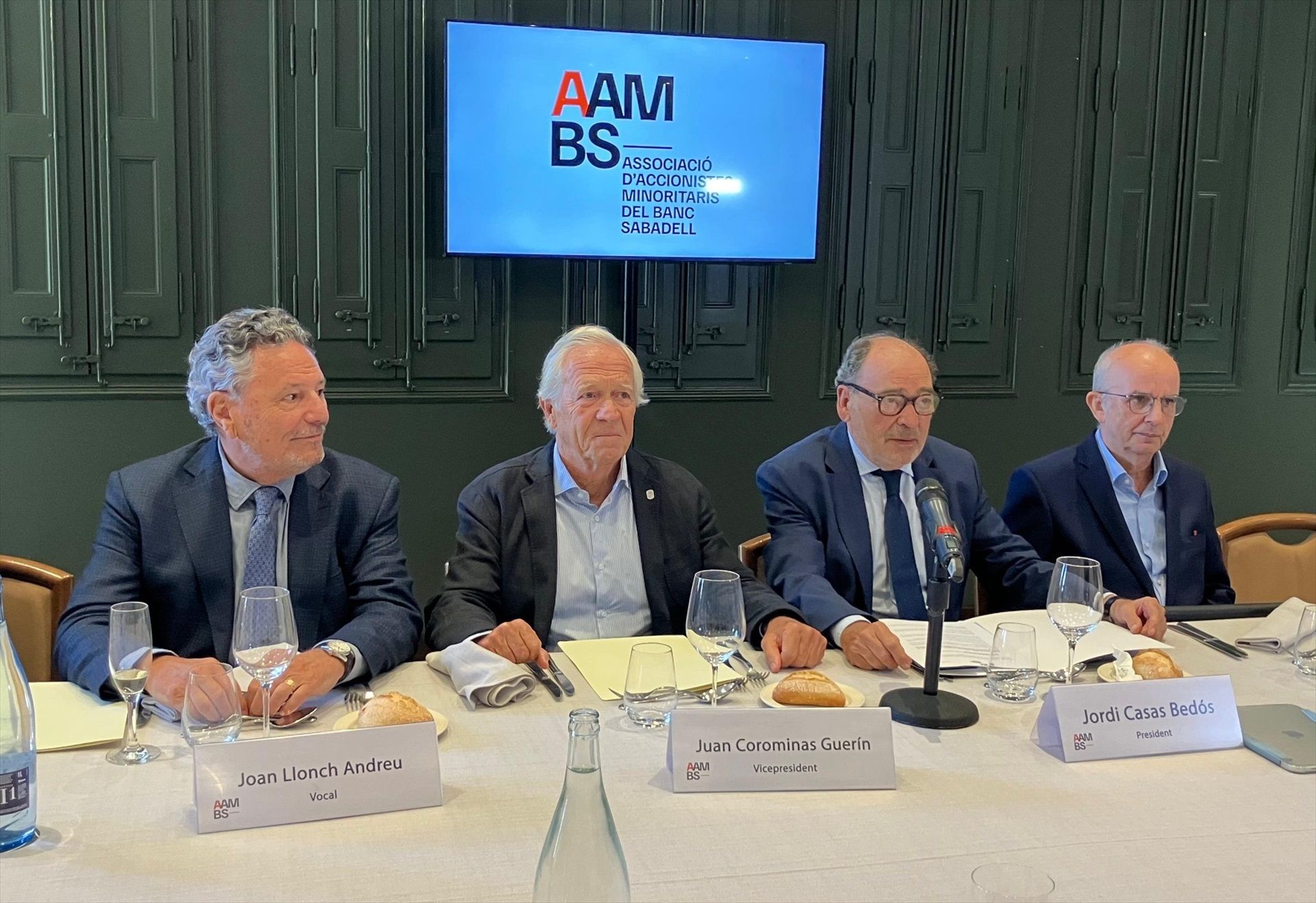 Els quatre representants de l'Associació d'Accionistes Minoritaris del Banc Sabadell aquest dilluns | Europa Press