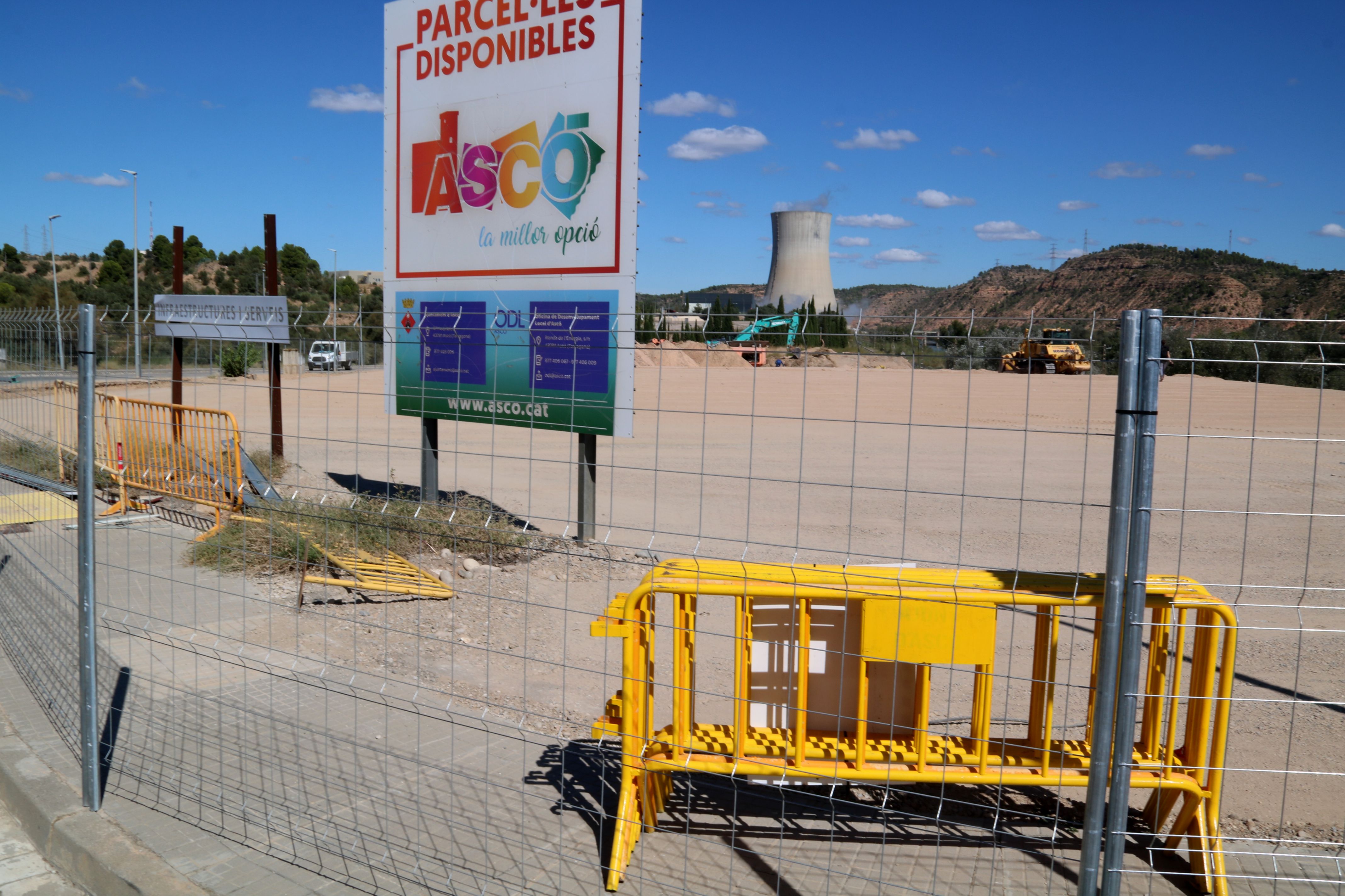 Tancat a la zona on es construeixen les noves naus industrials a Ascó, davant de la central nuclear | Anna Ferràs / ACN