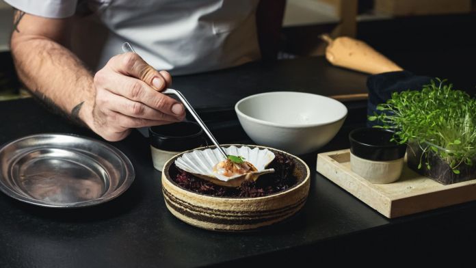 Uno de los platos acabados en la Mesa del chef del restaurante Besta