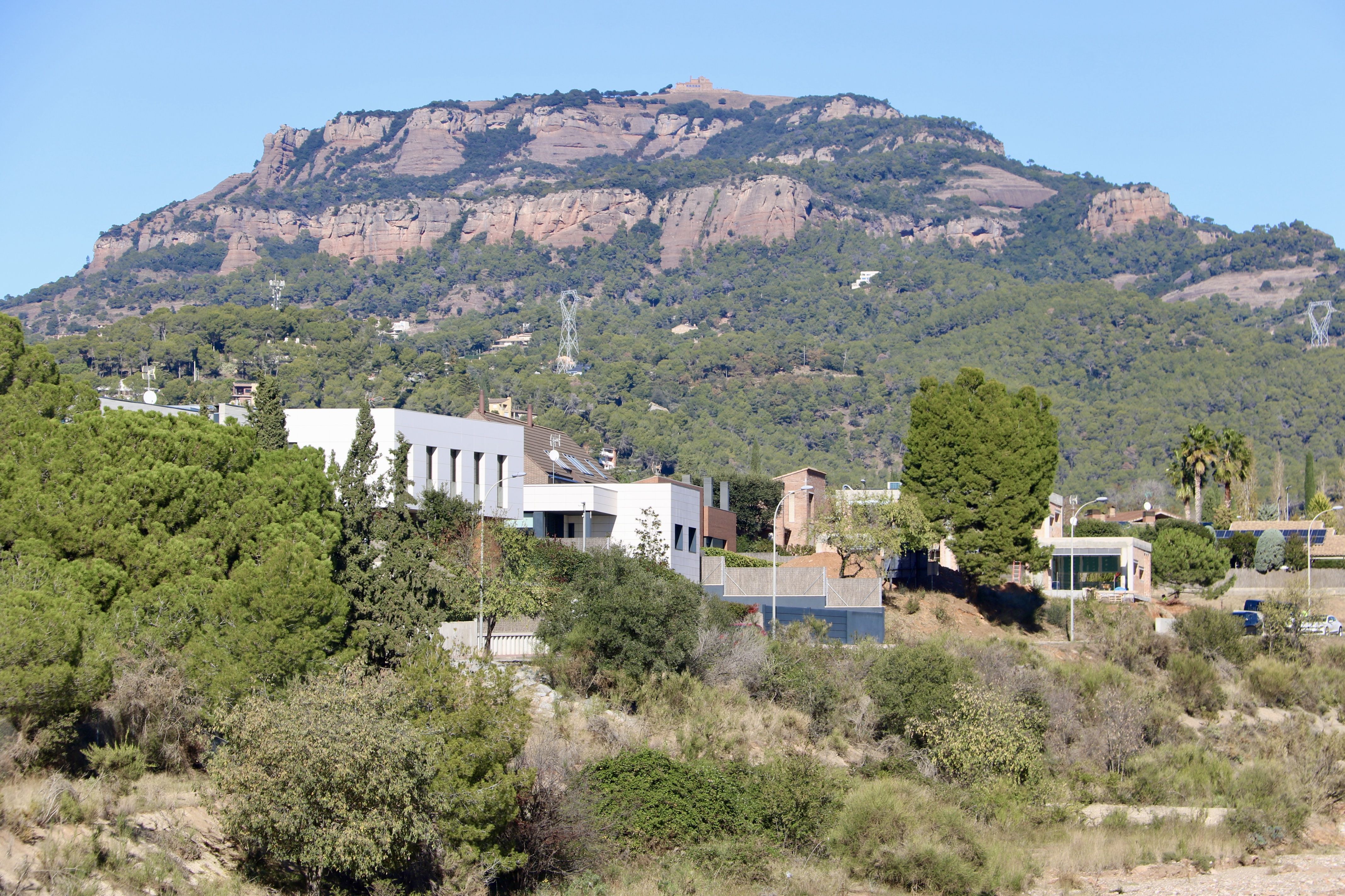 Vista d'un conjunt de cases a Matadepera amb la Mola de fons | ACN