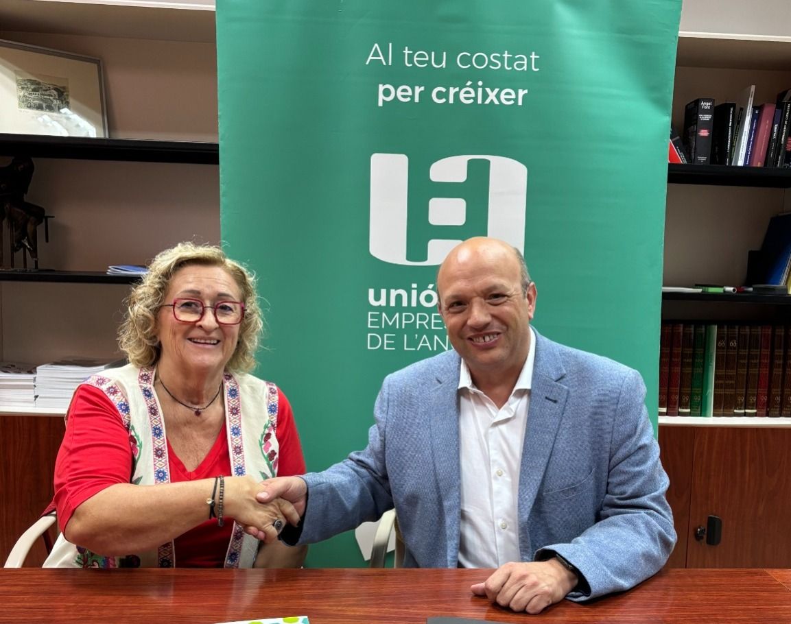 El acto de firma entre la Associació d’Empreses i Propietaris dels Polígons dels Plans y la UEA | Cedida