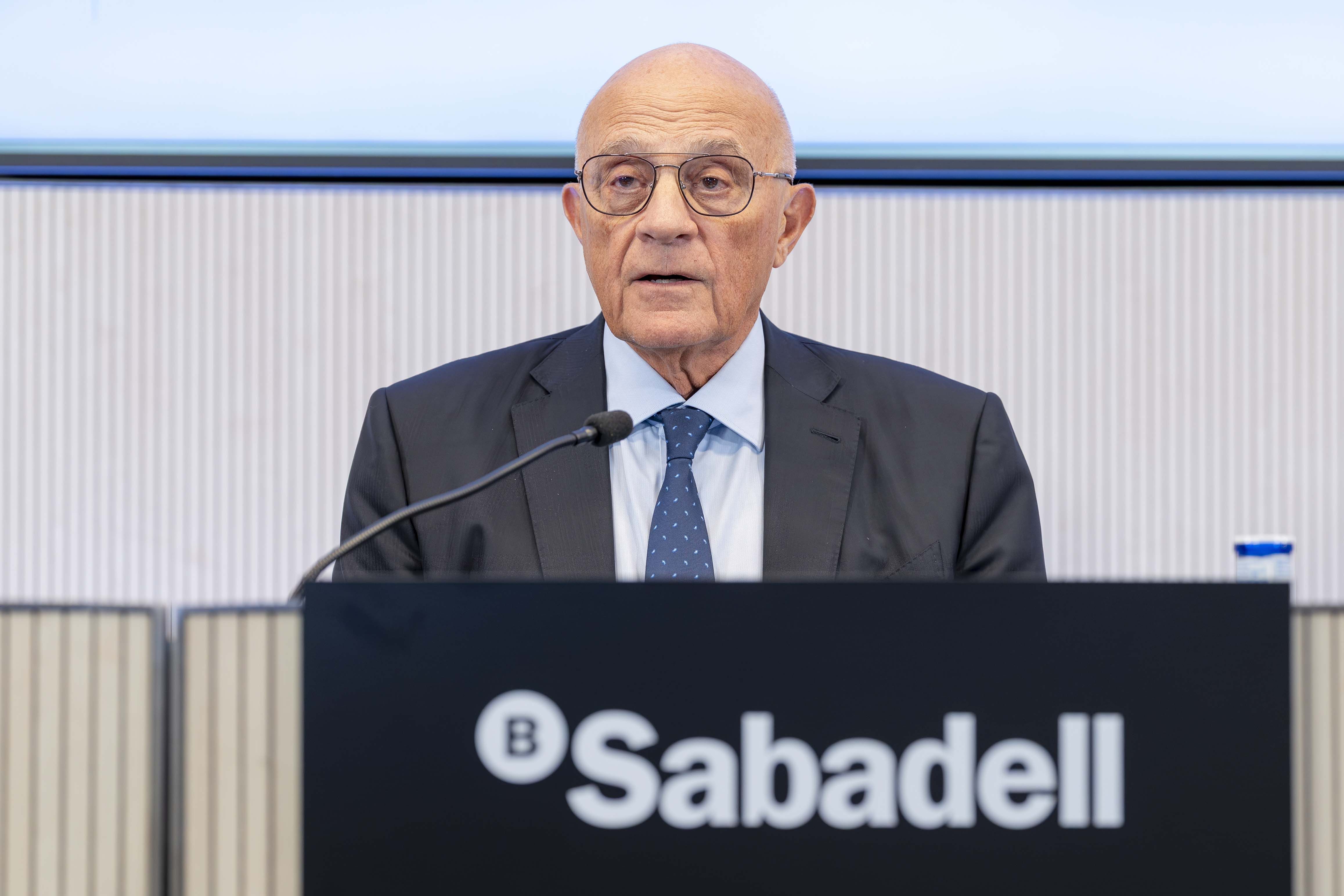 El president del Banc Sabadell, Josep Oliu, durant la seva compareixença | Cedida