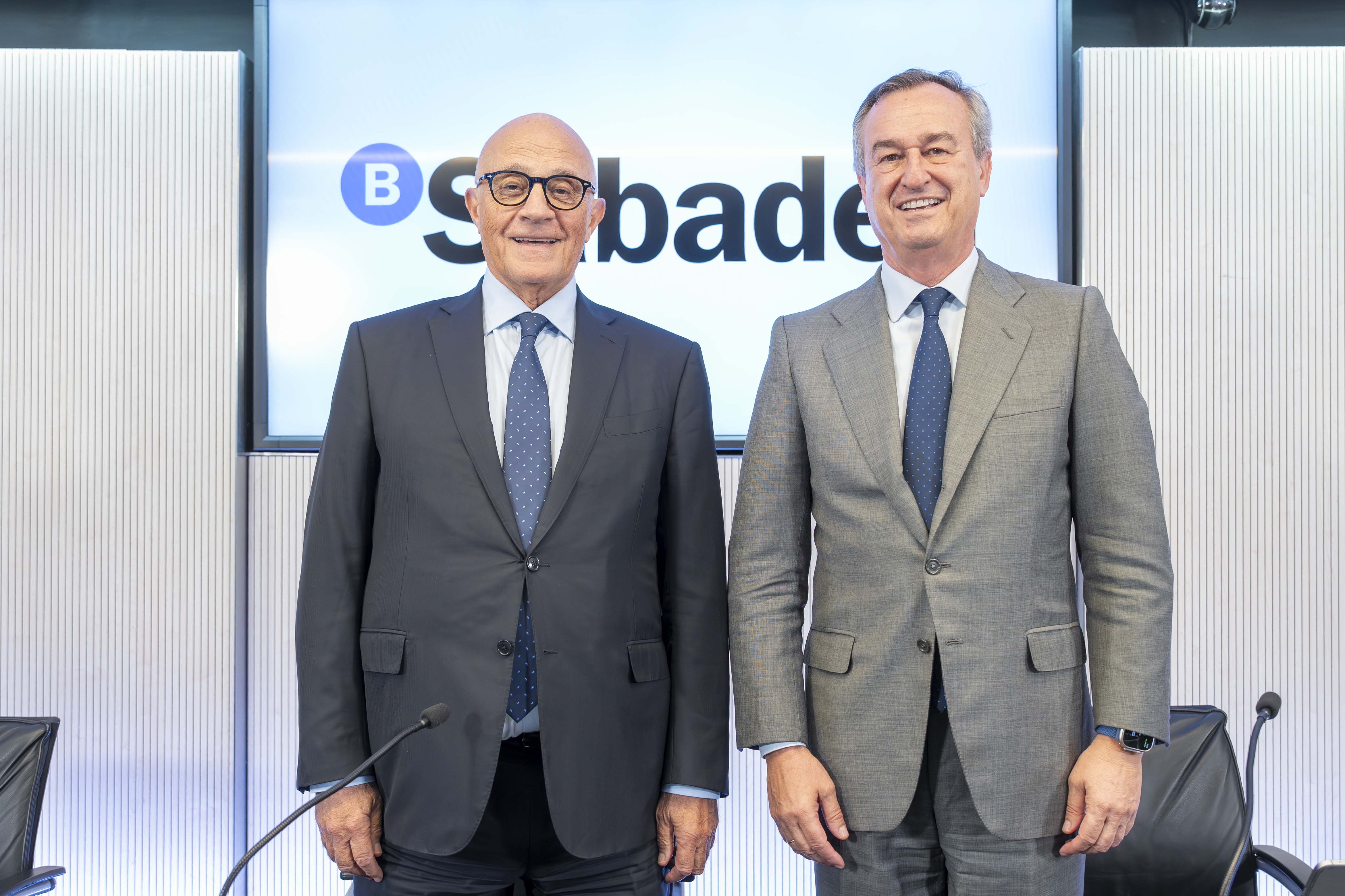 El presidente del Banc Sabadell, Josep Oliu, y el consejero delegado, César González-Bueno, durante la rueda de prensa de este martes | Cedida
