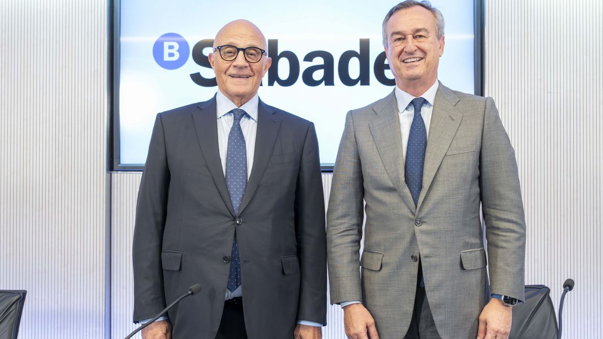El president del Banc Sabadell, Josep Oliu, i el conseller delegat, César González-Bueno, durant la roda de premsa d'aquest dimarts | Cedida