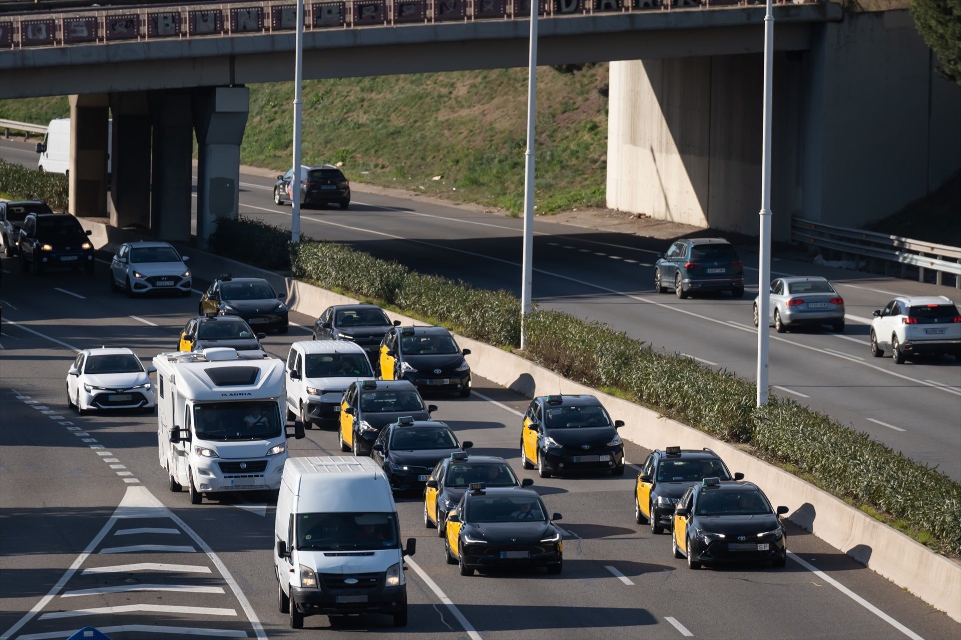 Un grup de taxis a l'alçada d'Esplugues de Llobregat durant una marxa lenta de taxistes | Europa Press