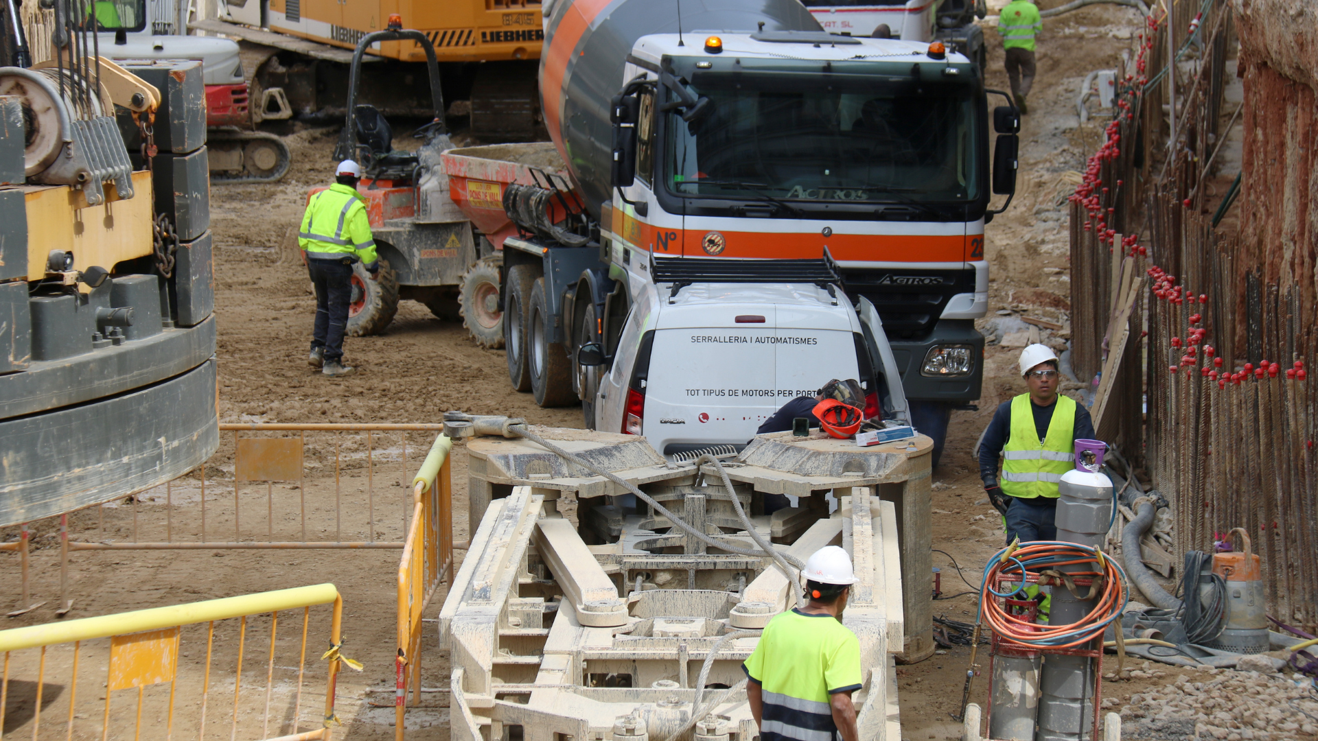 Operaris treballant al pou d'atac per on entrarà la tuneladora de les obres de perllongament de l'L8 | ACN