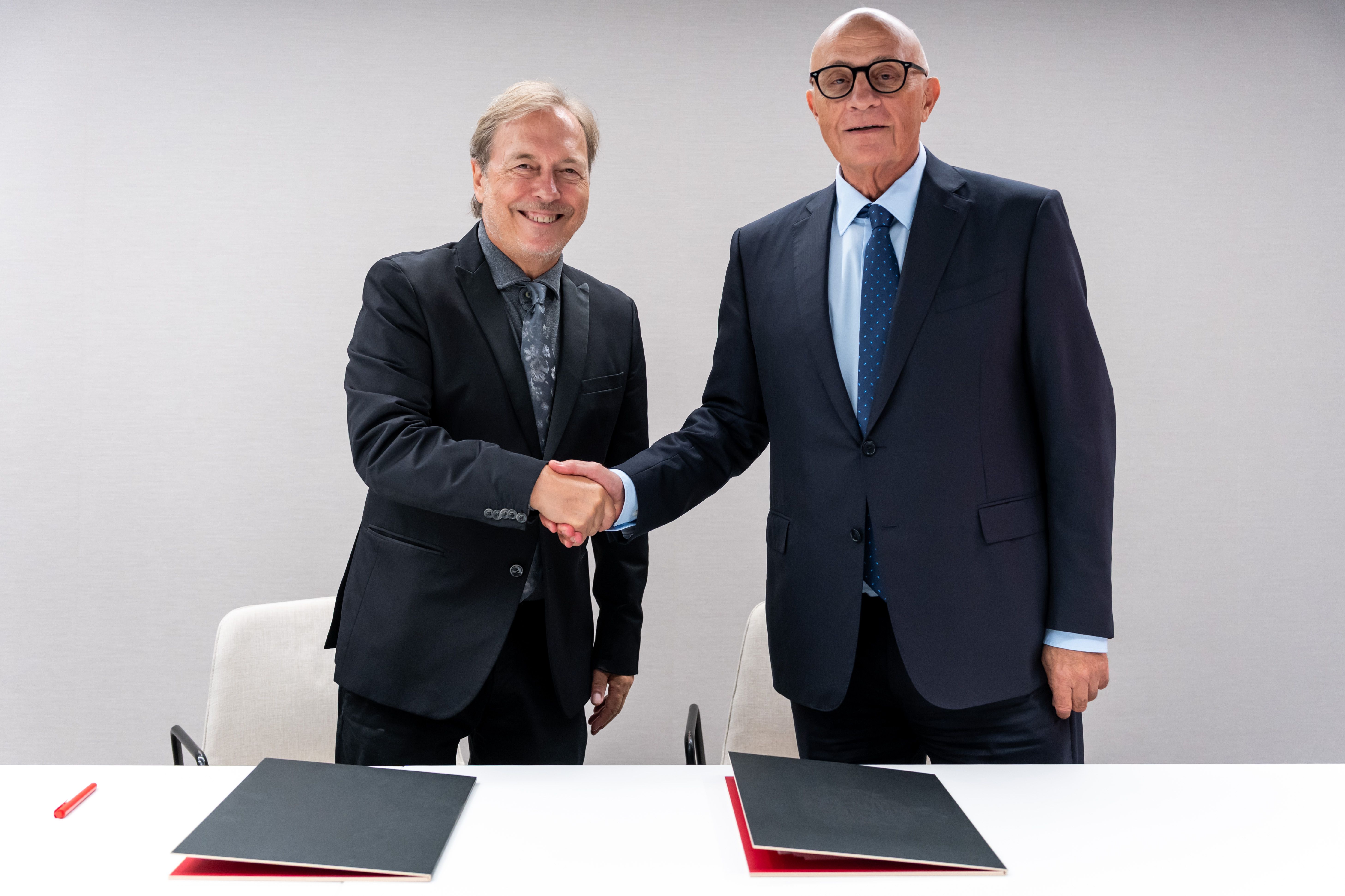 El president de la Cambra de Barcelona, Josep Santacreu, i el president del Sabadell, Josep Oliu, signen la col·laboració | Cedida