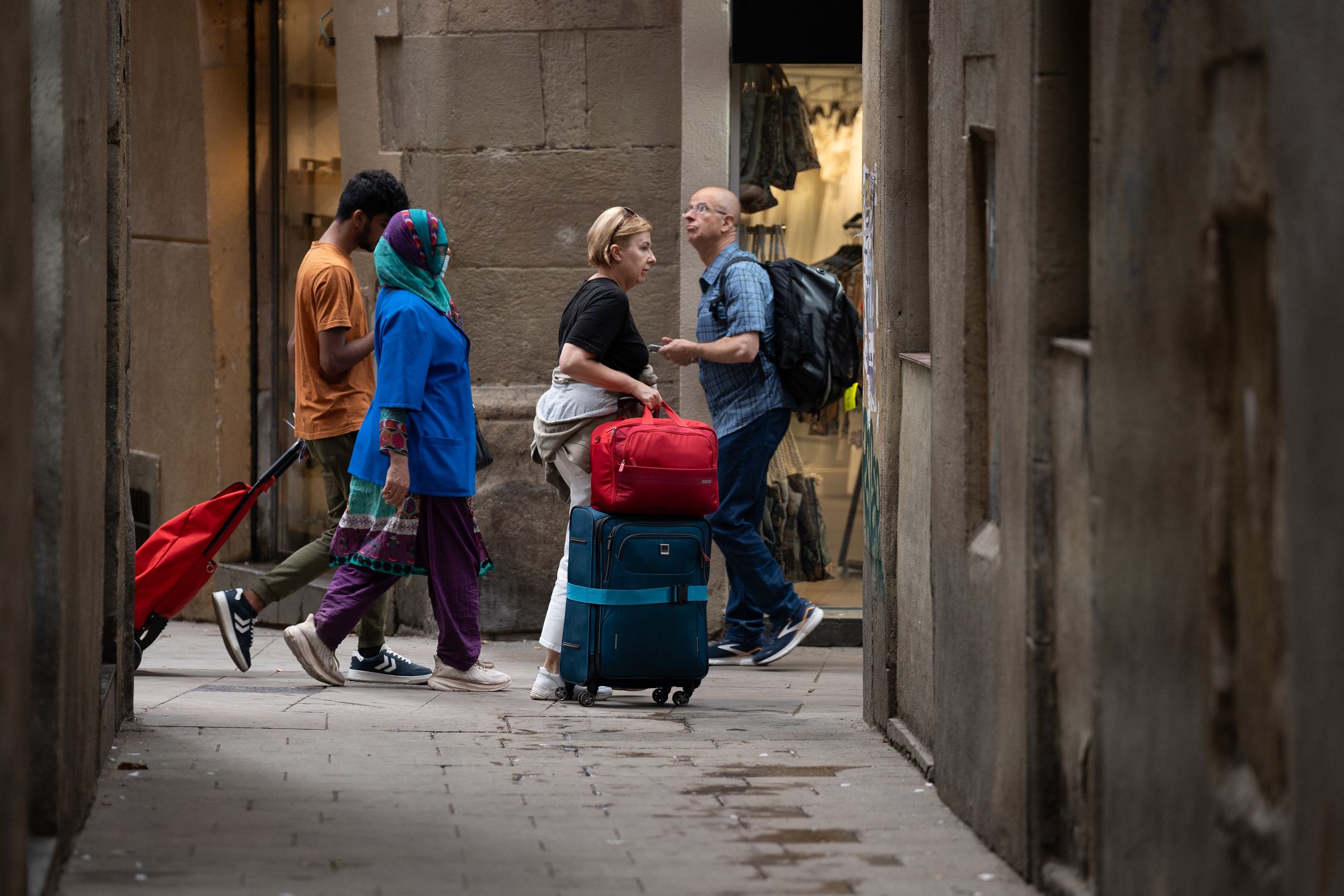 Varios turistas con maletas en el centro de Barcelona | David Zorrakino / EP Varios turistas con maletas en el centro de Barcelona | David Zorrakino / EP