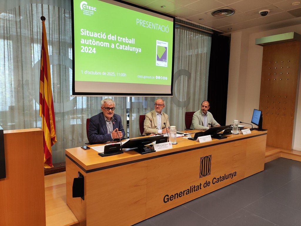 D'esquerra a dreta: el secretari de Treball del Departament d'Empresa i Treball, Francisco Ramos, el president del CTESC, Ciriaco Hidalgo, i el conseller del CTESC en representació de Pimec, Carles Mas | Cedida