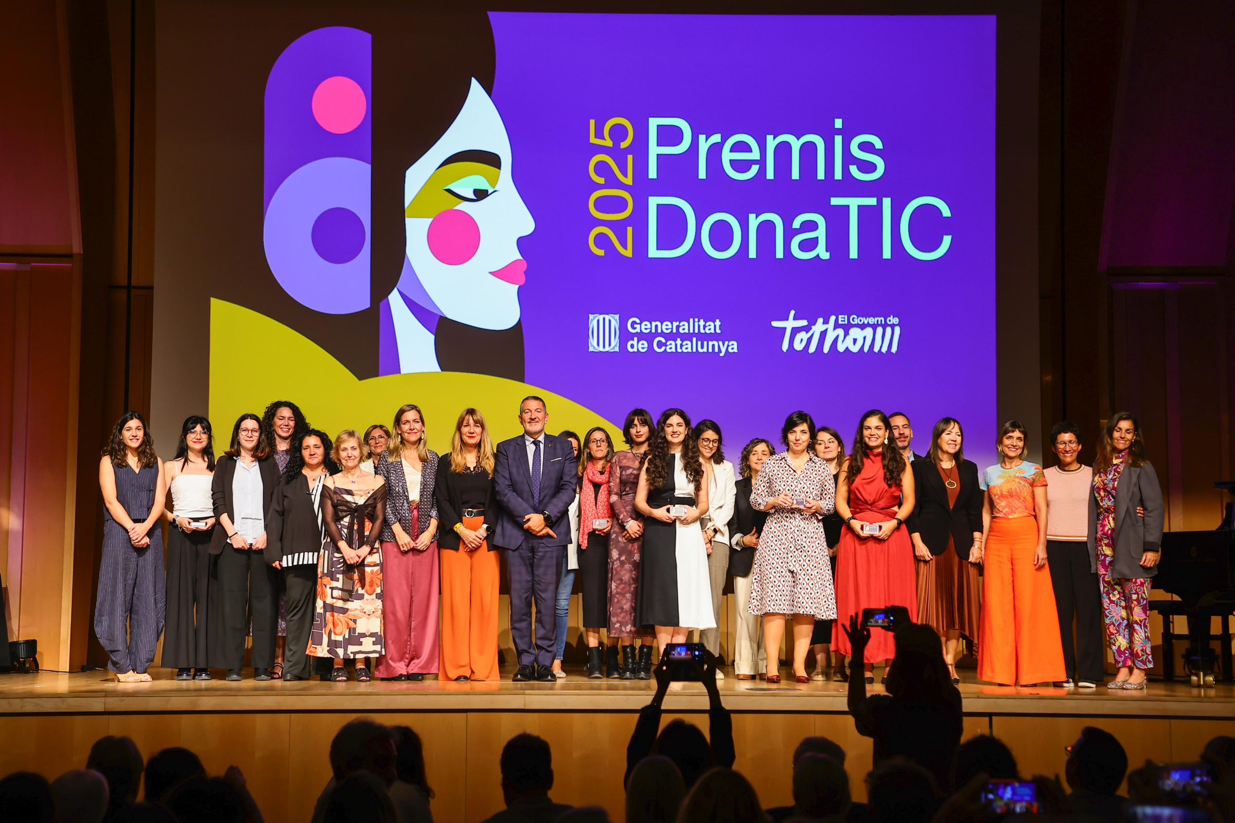Les guanyadores dels Premis DonaTIC 2025, juntament amb representants polítics de la Generalitat | Cedida