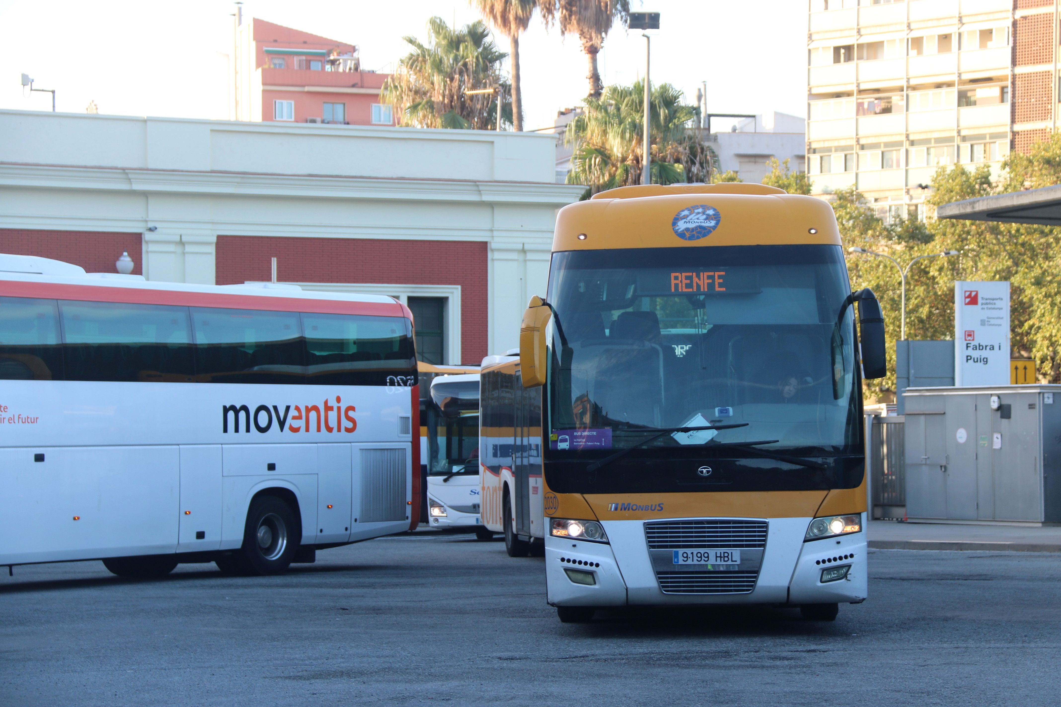 Un autobús del servei alternatiu per carretera durant el macrotall de l'R3 | ACN Un autobús del servei alternatiu per carretera durant el macrotall de l'R3 | ACN