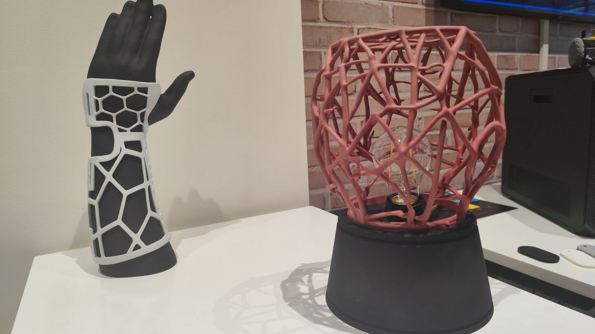 Dos exemples d'objectes dissenyats amb l'HP AI Texture 3D i impressos en 3D | MV Dos exemples d'objectes dissenyats amb l'HP AI Texture 3D i impressos en 3D | MV