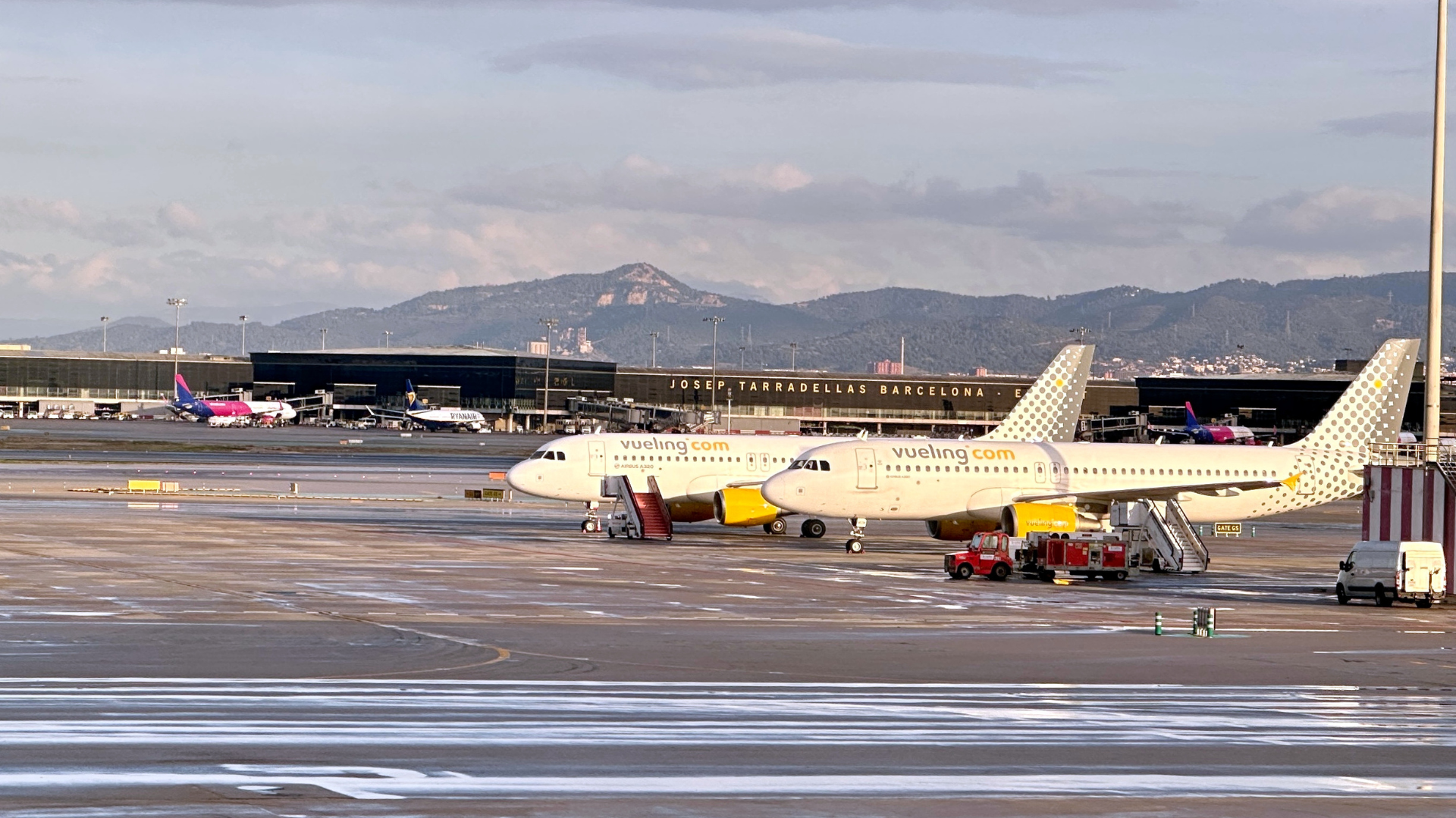 Dos avions de Vueling estacionats a l'aeroport del Prat | Gerard Escaich (ACN) Dos avions de Vueling estacionats a l'aeroport del Prat | Gerard Escaich (ACN)