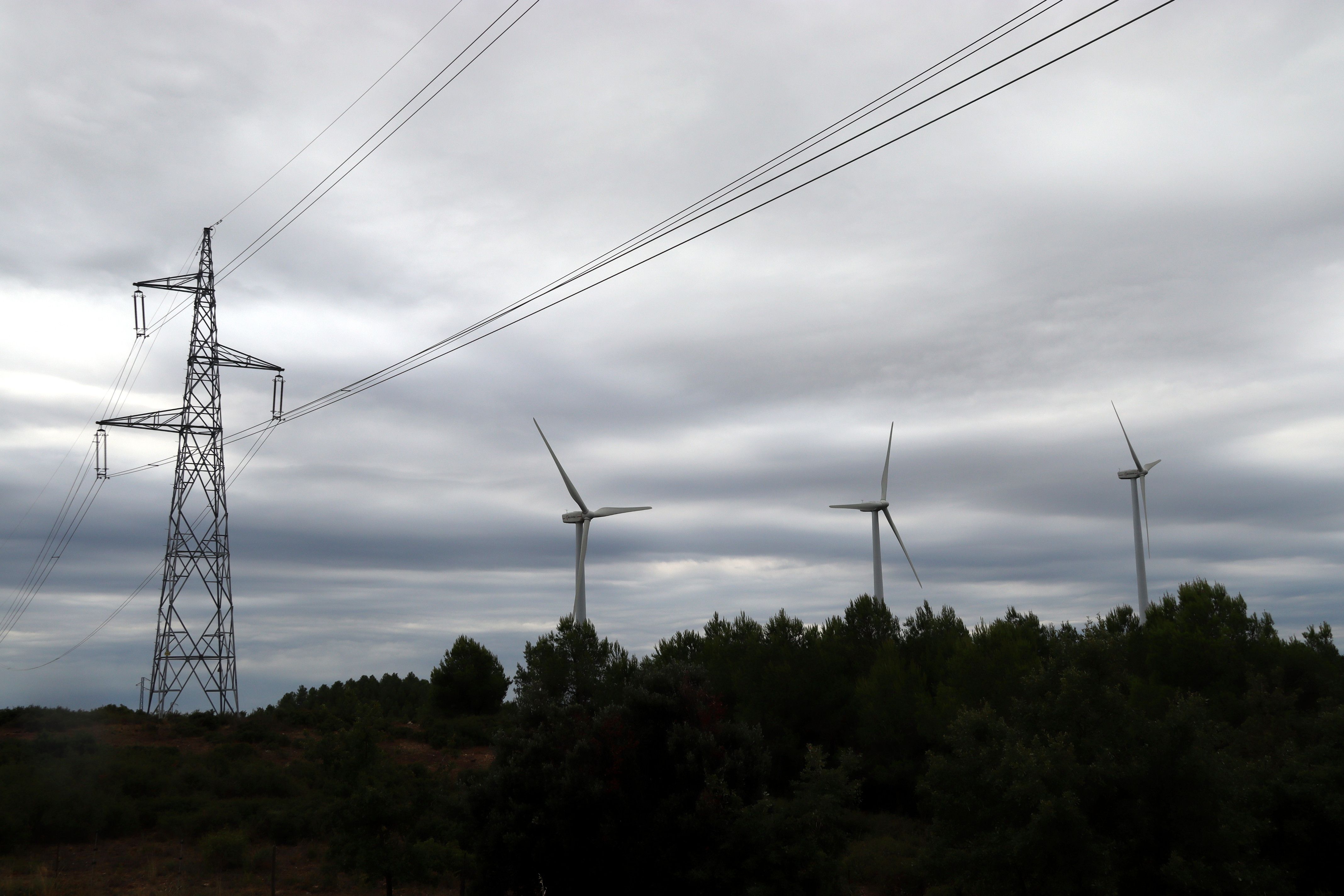 Una torre elèctrica aèria amb molins al costat a Rubió | ACN Una torre elèctrica aèria amb molins al costat a Rubió | ACN