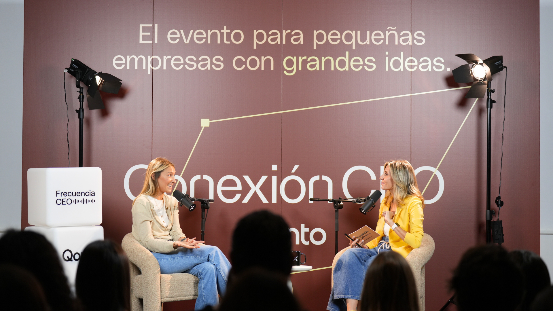 De izquierda a derecha, Mireia Trepat, cofundadora de Freshly Cosmetics y Andrea Vilallonga, presentadora del podcast Frecuencia CEO | Cedida