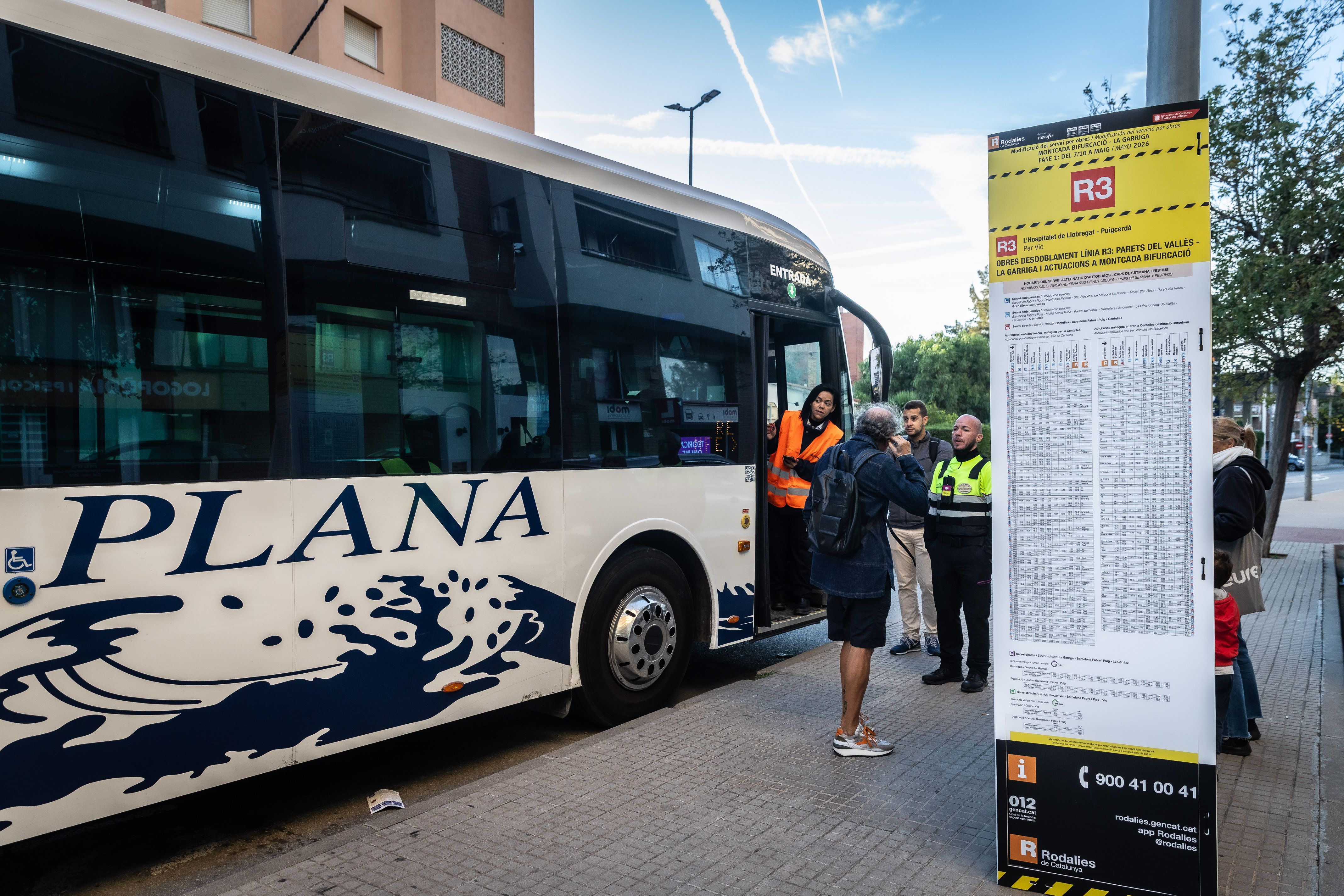 Un autobús en la parada de la Garriga del plan alternativo de transporte por las obras de la R3 | Jordi Borràs (ACN)