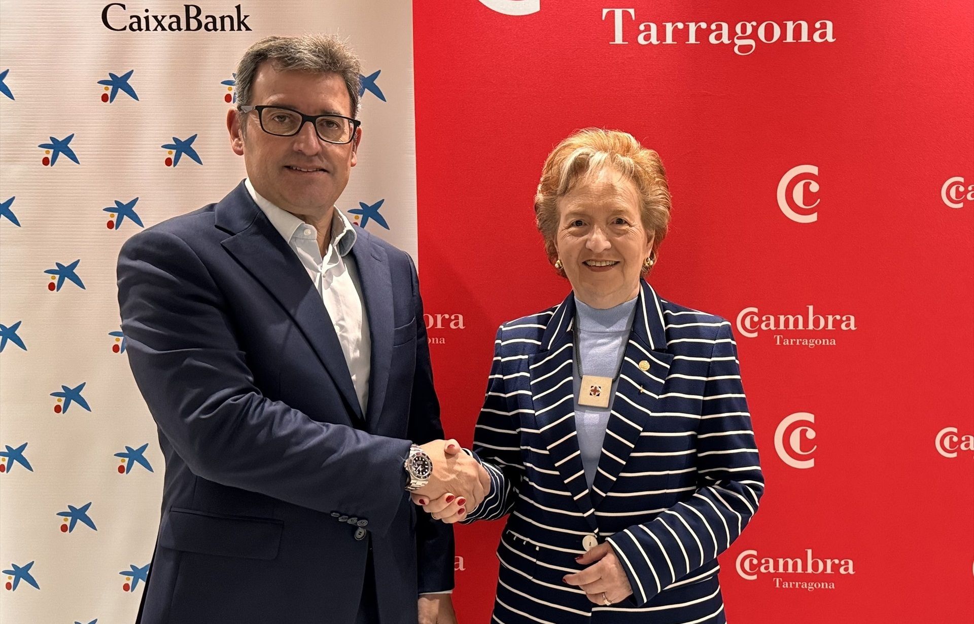 El director territorial de CaixaBank en Catalunya, Josep Maria González, y la presidenta de la Cambra de Tarragona, Laura Roigé | Cedida por la Cambra de Comerç de Tarragona